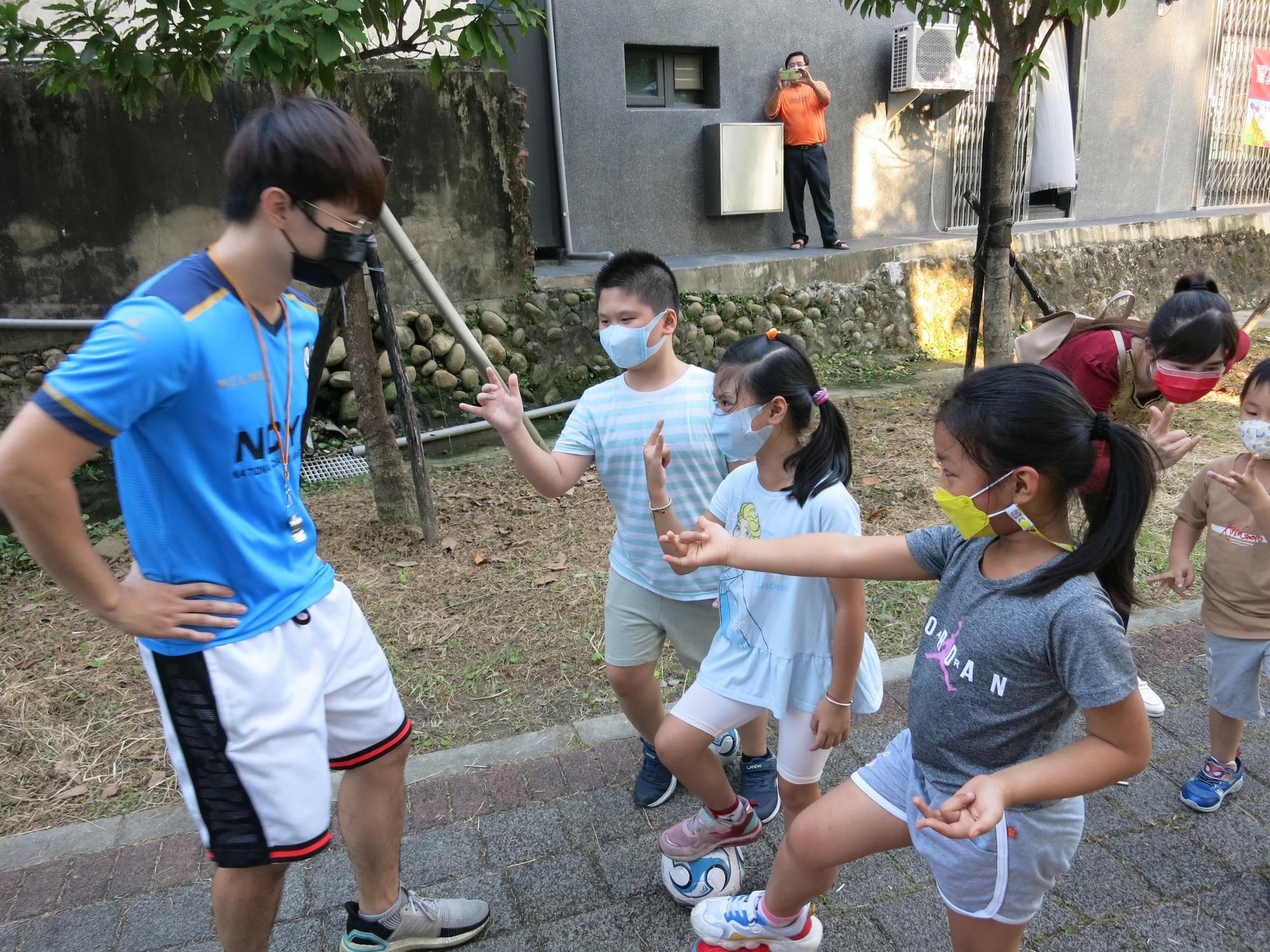 移民署嘉義市服務站邀新住民帶家人到戶外運動，增進全家人健康。（移民署提供）