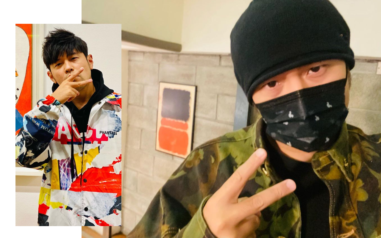 周杰倫現身「永康階」咖啡店，與羅特科維奇的畫作合影。（翻攝自周杰倫IG）