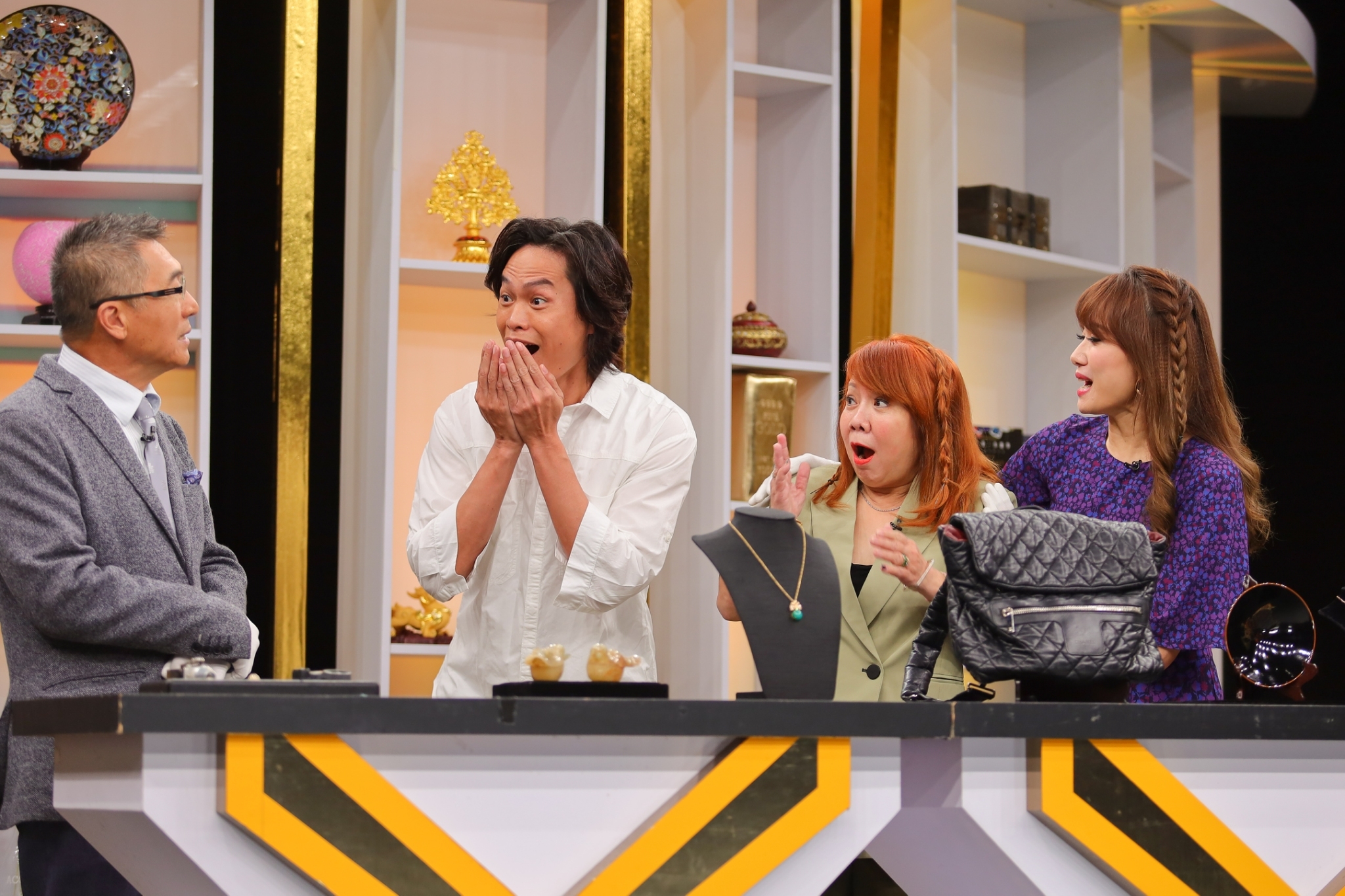 黃鐙輝和岳母萁媽一同上《大尋寶家》鑑寶。（JET綜合台）
