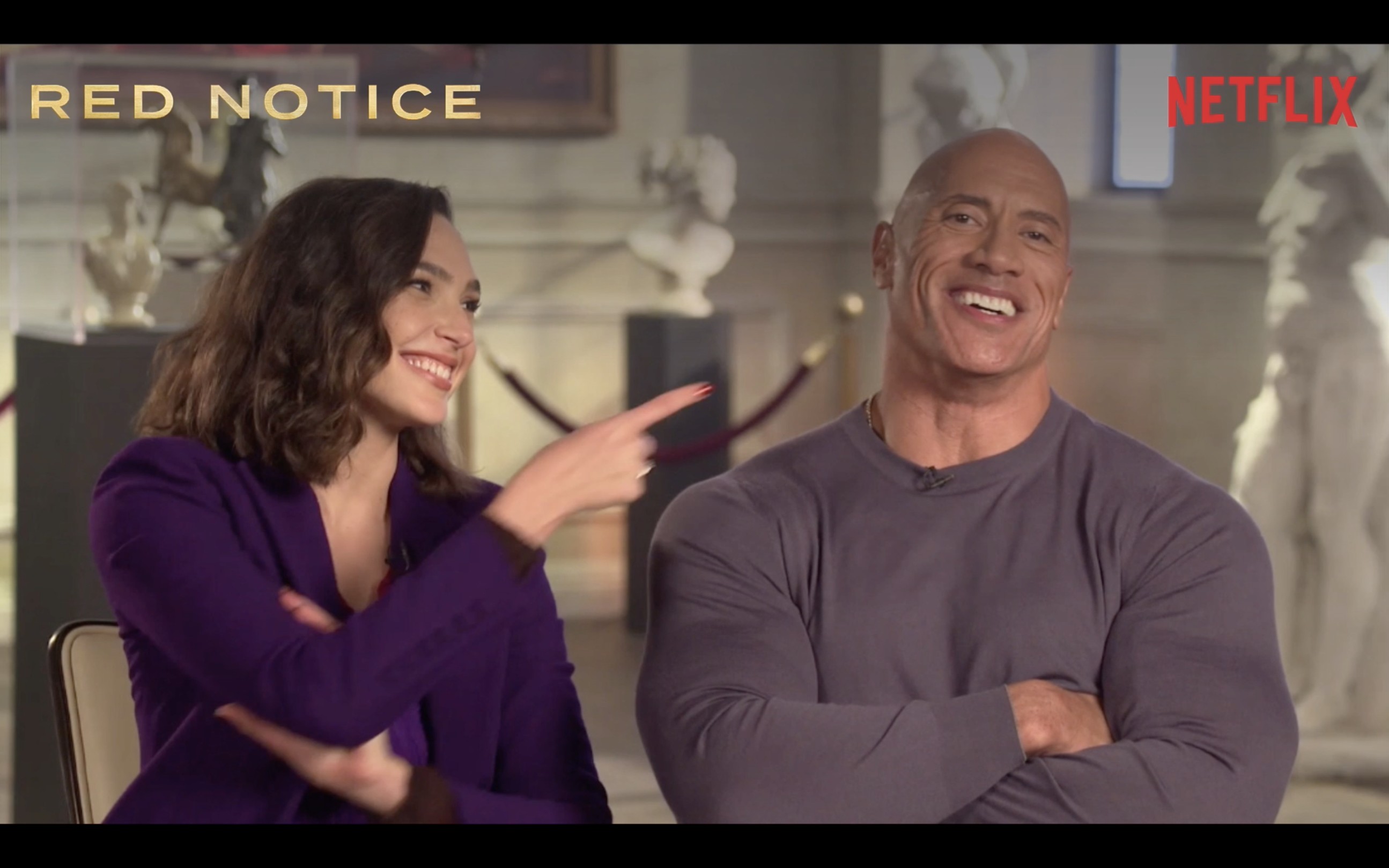 巨石強森（右）打片時總愛滿嘴垃圾話，讓蓋兒加朵（左）頻頻笑場、幾乎分心。（Netflix提供）