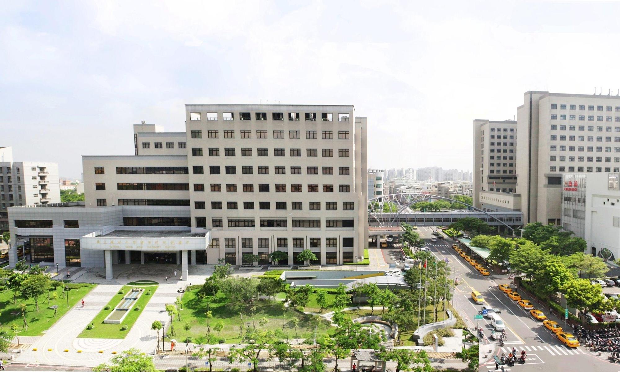 成大醫院讓一名大二生於醫師監督下完成縫合手術，台南市衛生局認定有違法疑慮。（翻攝自國立成功大學醫學院醫學系臉書）