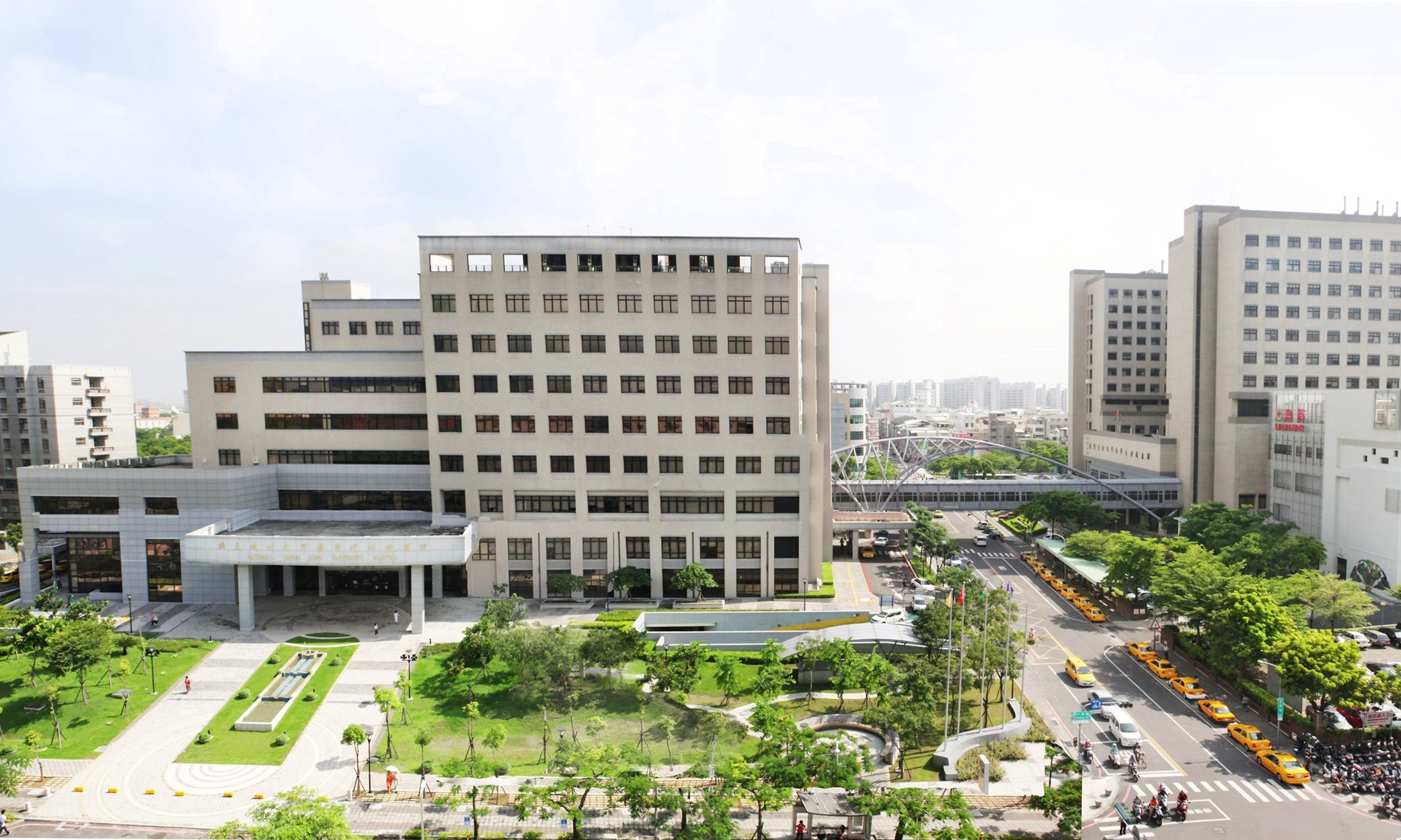 成大醫院讓一名大二生於醫師監督下完成縫合手術，台南市衛生局認定有違法疑慮。（翻攝自國立成功大學醫學院醫學系臉書）