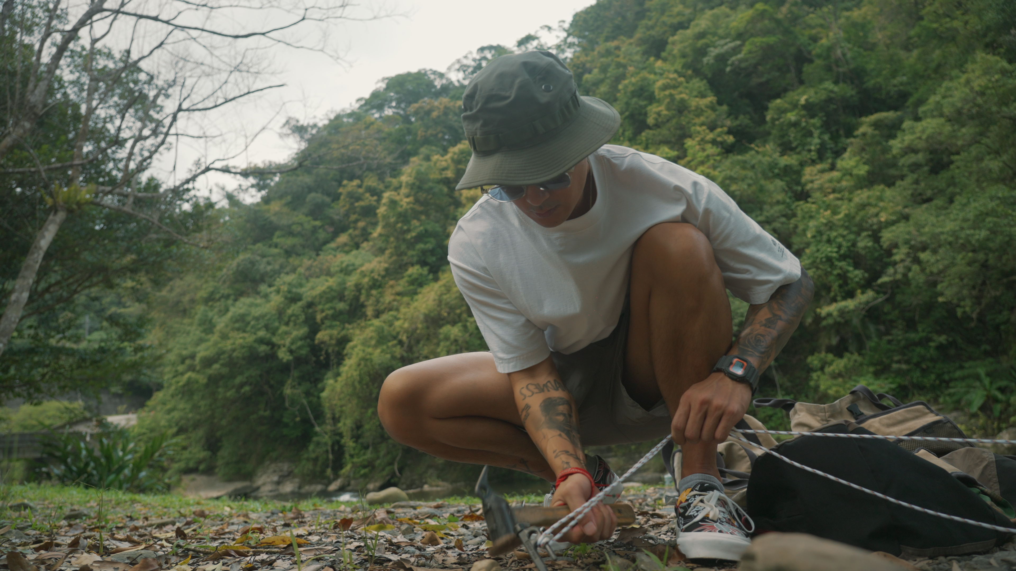 余文樂認真搭建帳篷，終於藉拍影片實現他多年來的露營心願。（影片截圖）