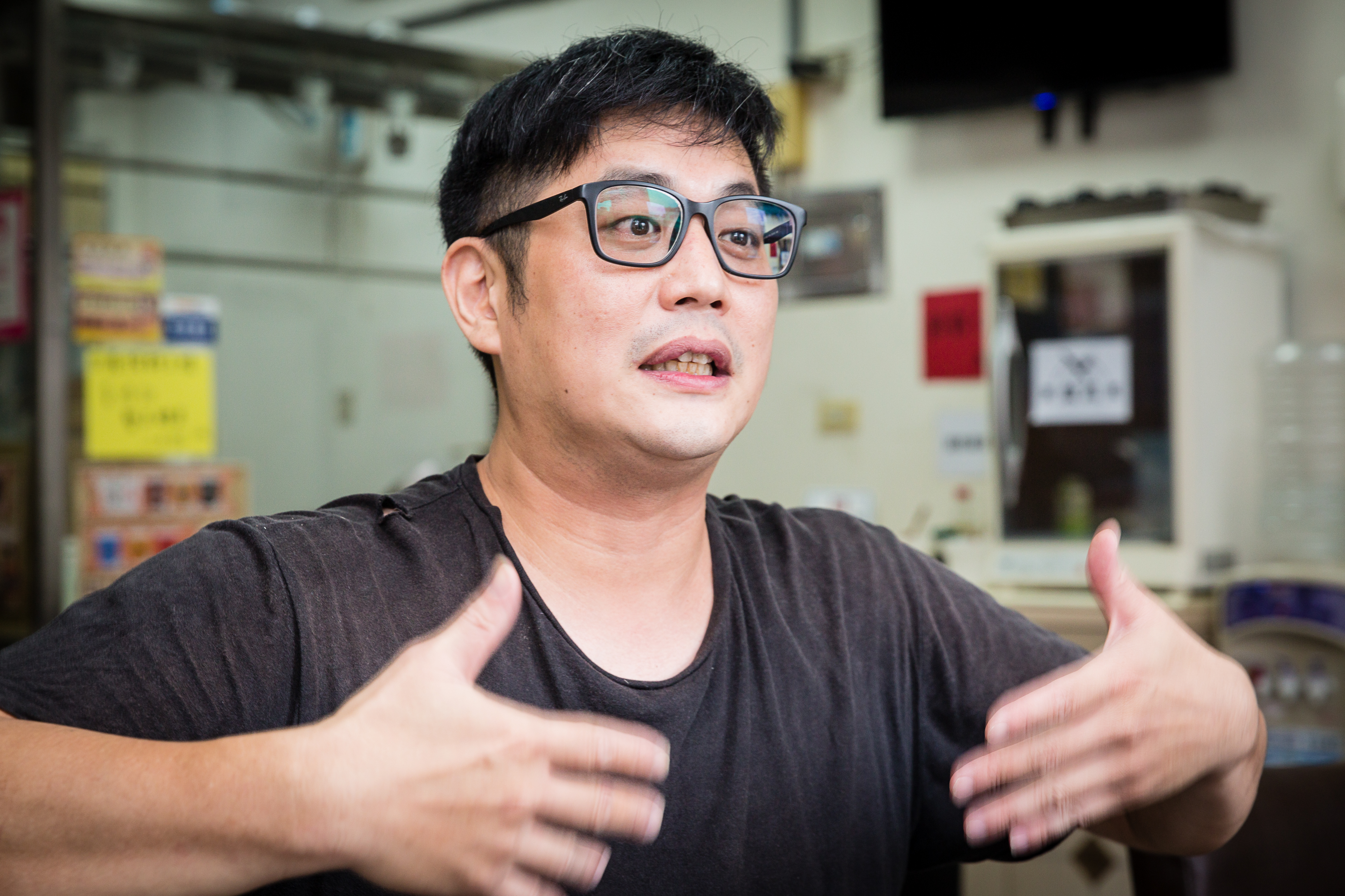 3年前,開店失敗6次的劉家杰(左)不認輸,在苗栗頭份第7度開溢鼎香。