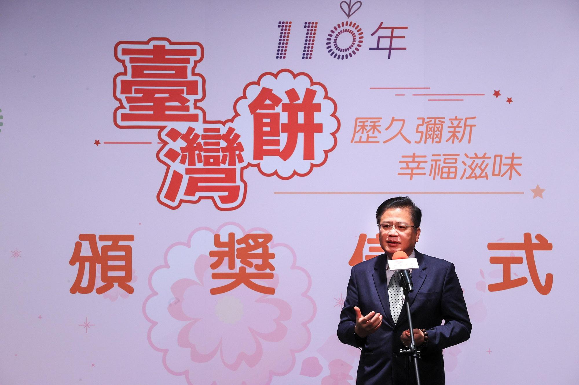 近日，化身疫苗推銷員的商總理事長許舒博認為，若年底前國人第二劑疫苗突破6成，就有機會開放國門，再造糕餅業商機。（商總提供）