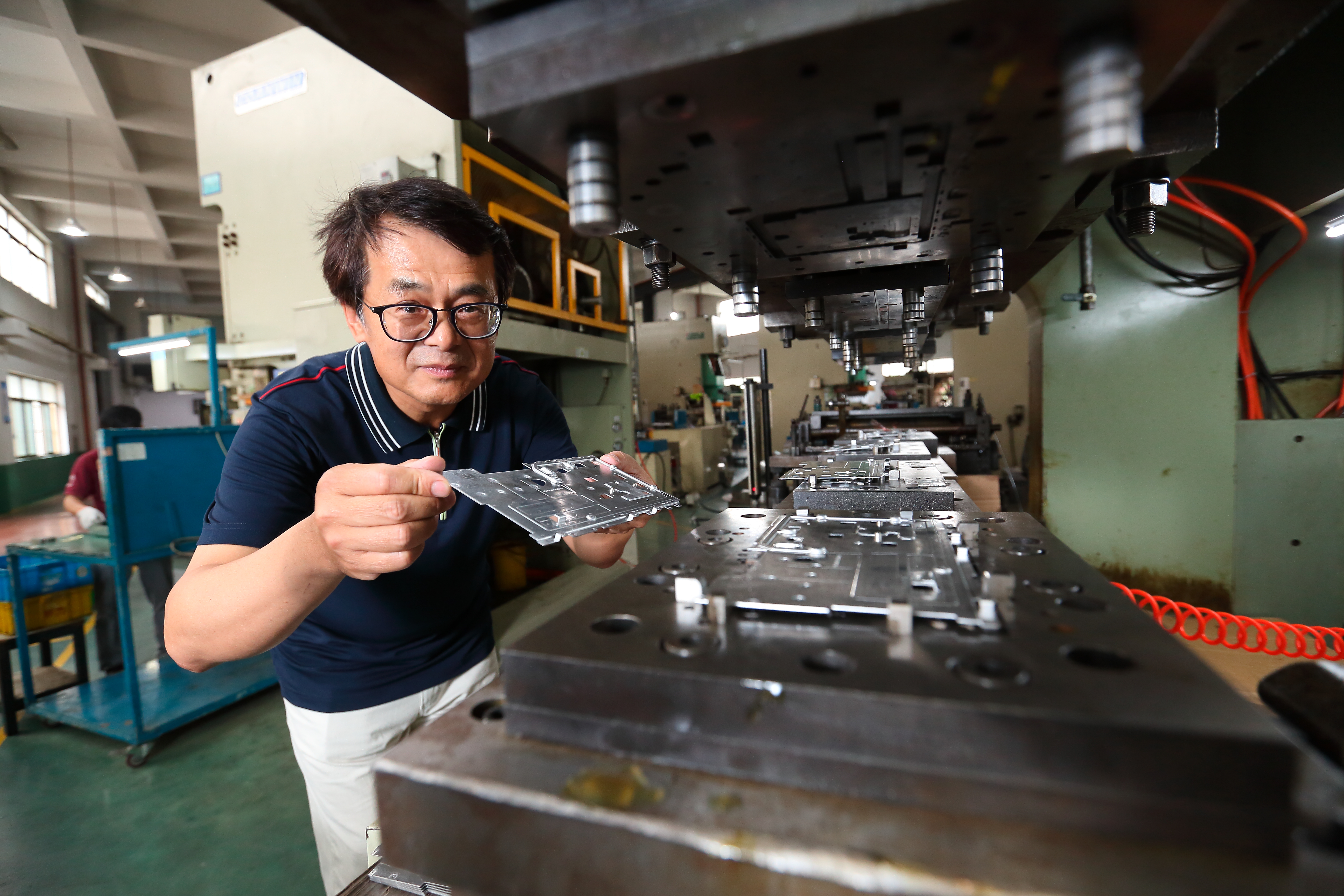 安力-KY董事長許振焜從小彈簧公司業務起家，因市場嗅覺敏銳，以客製化與自動化帶領公司轉型，切入筆電散熱機構件，打進蘋果供應鏈。