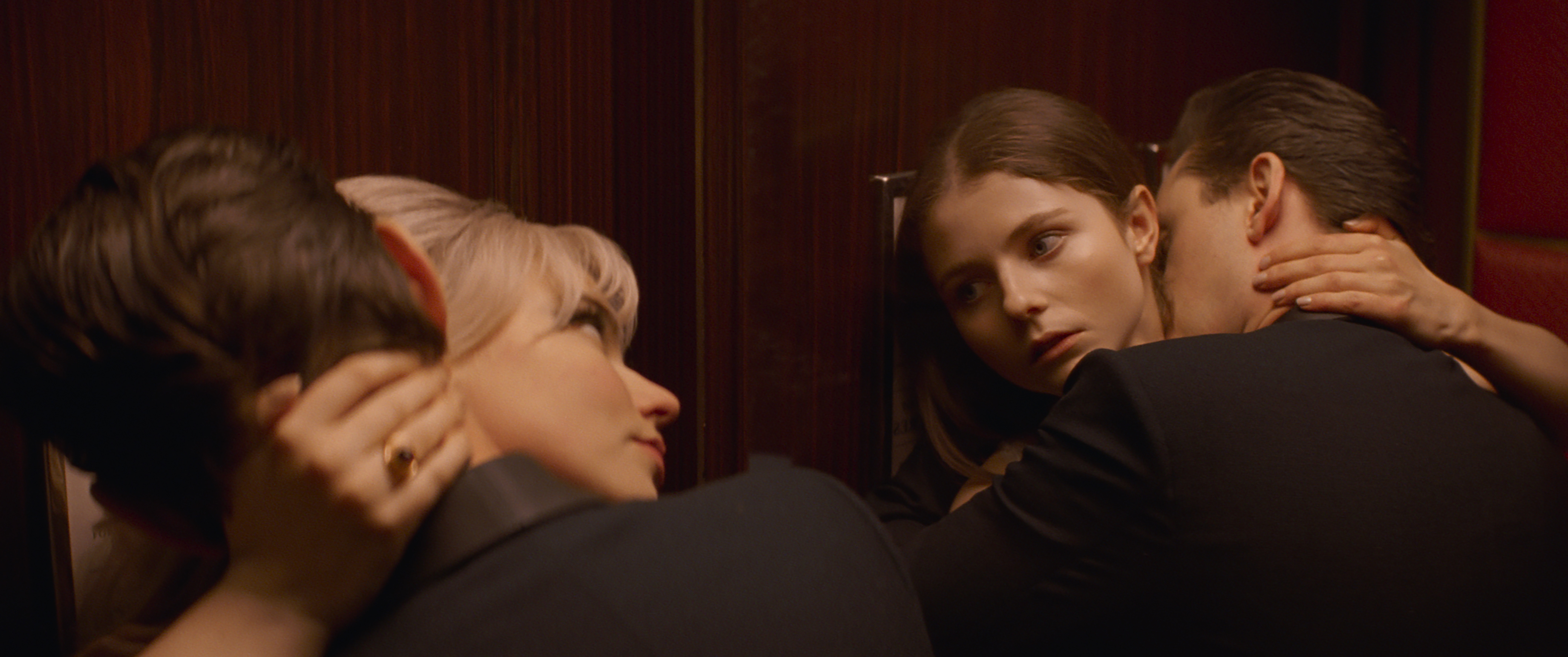 安雅泰勒喬伊（左）是湯瑪遜麥肯錫（右）的夢境，也是現實。（UIP提供）