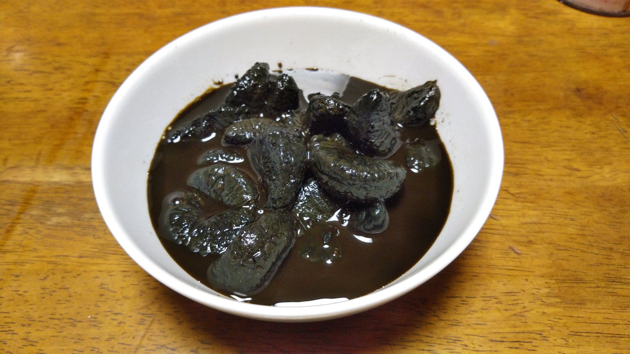 日本一名網友打開放了30年的水果罐頭，結果湯汁和水果全變成黑色。（翻攝自推特）