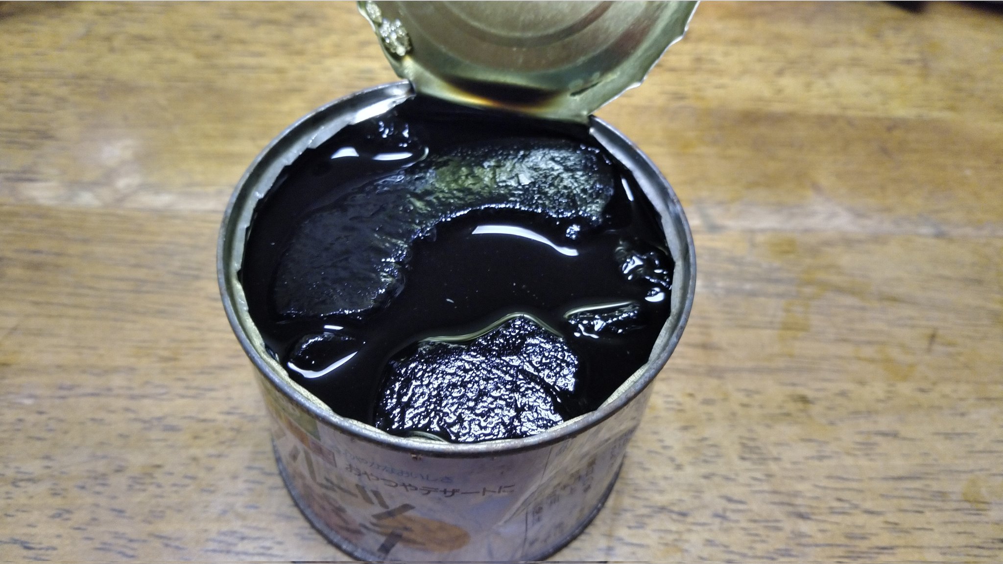 網友打開水果罐頭後，發現並沒有難聞氣味，只有一點金屬味。（翻攝自推特）