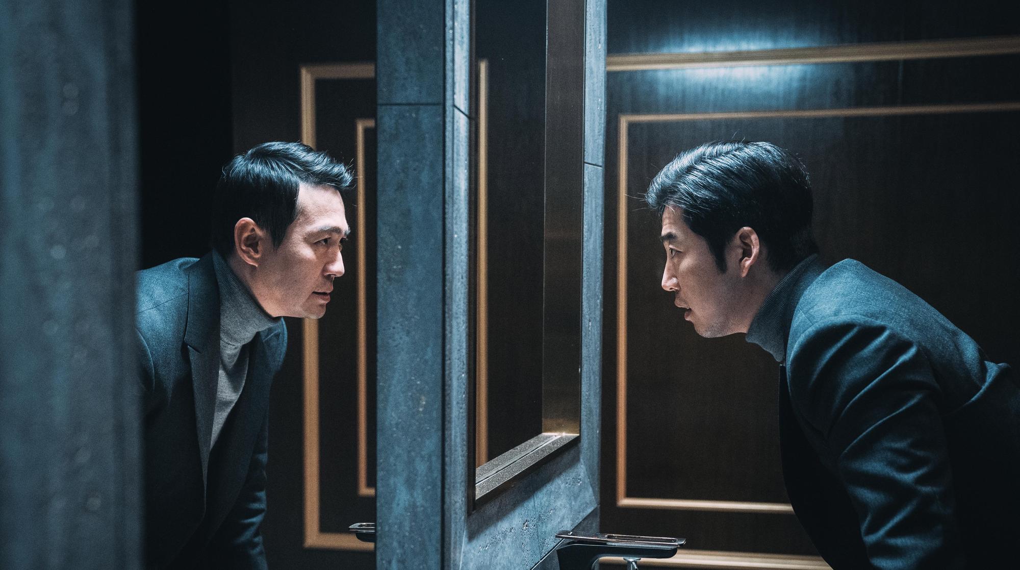 尹啟相（右）在主演電影《獵魂者》中一人分飾7角，讓他直呼吃不消。（CATCHPLAY提供）