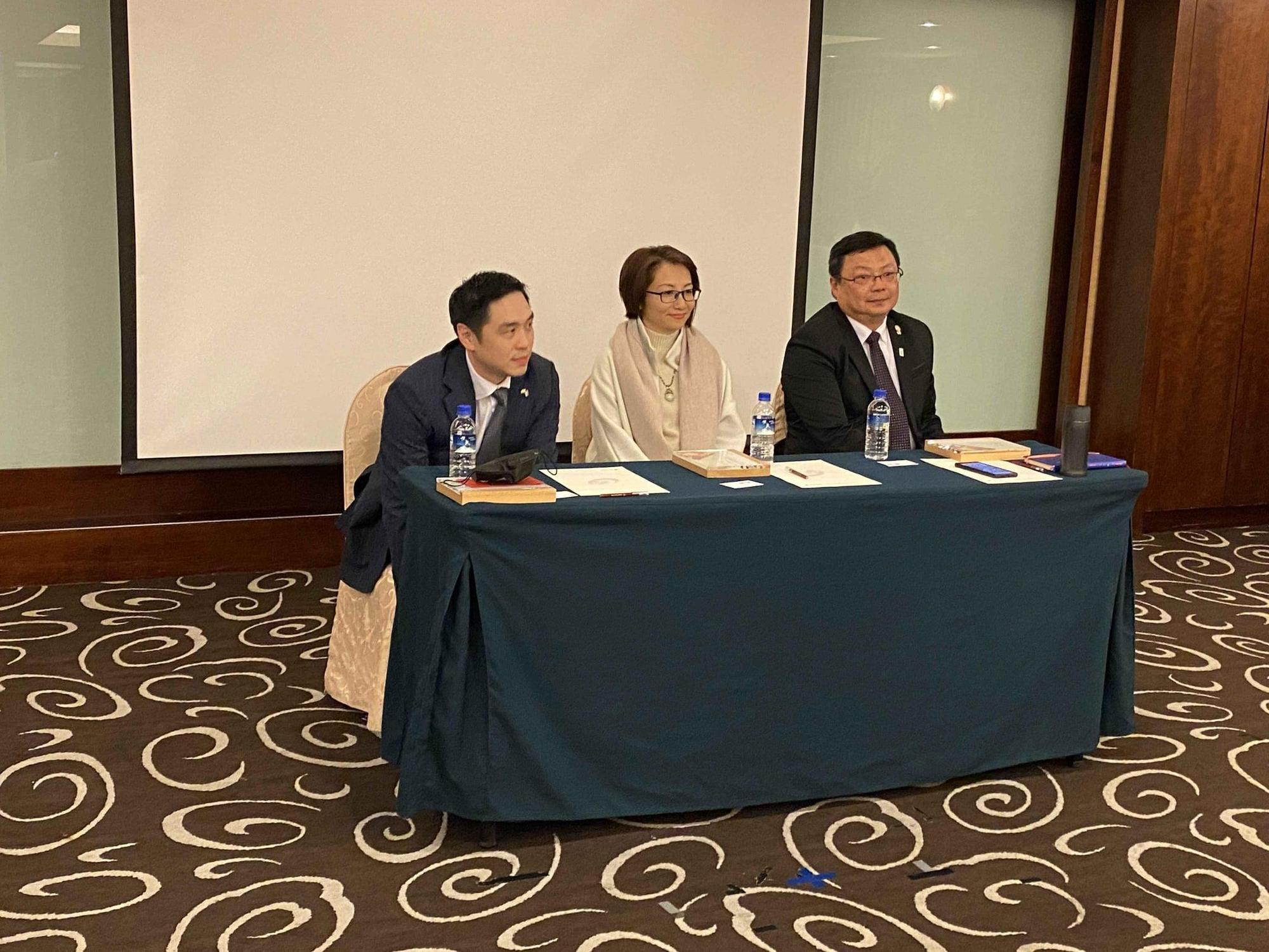 王泉仁(左)因母親癌逝,致力於預防醫學,2年前還受邀回台演講授課。(翻攝穗惠堂身心靈協會)