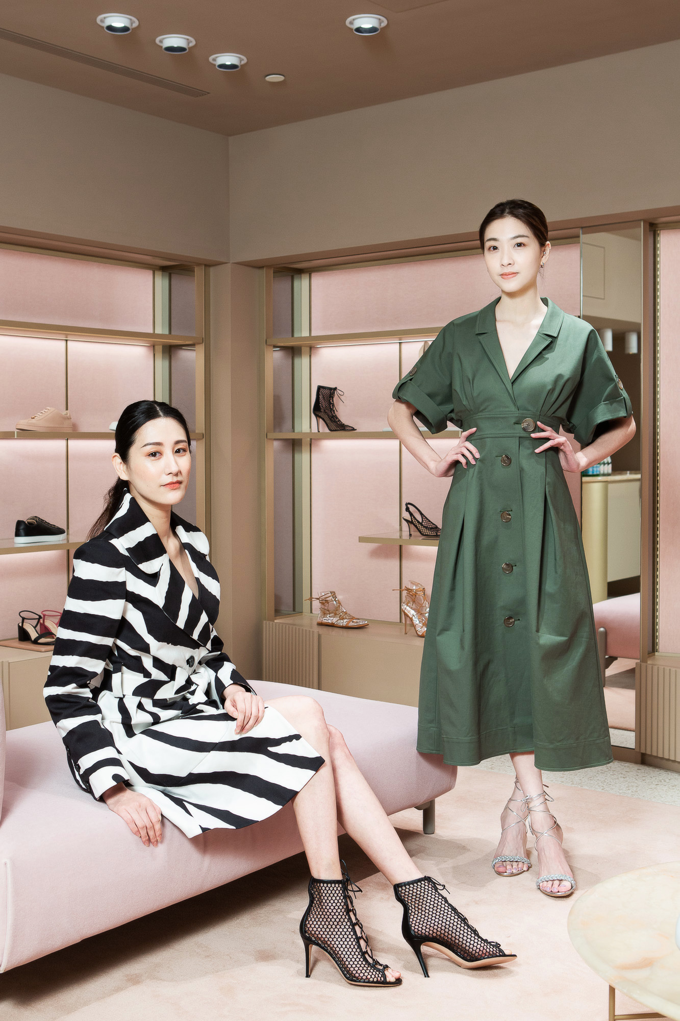 模特兒展演 (右)Carolina Herrera寬袖襯衫式洋裝、Crystal Leomi編織繫帶高跟鞋、(左)Carolina Herrera斑馬紋短版風衣、Helena Bootie 85網狀露趾踝靴。(Gianvito Rossi提供)