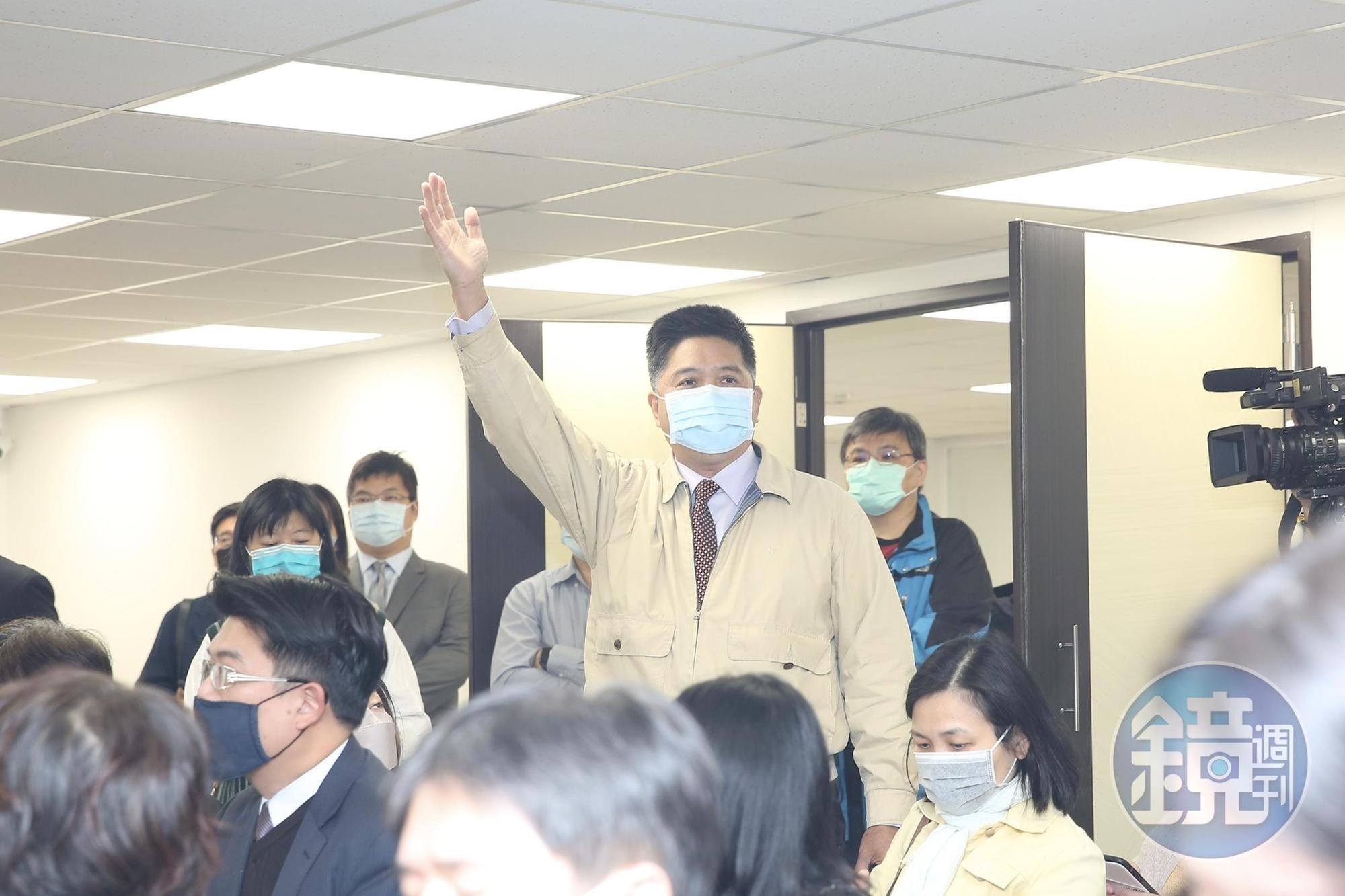 台鋼派出榮剛董座王炯棻特助林郁昌踢館。