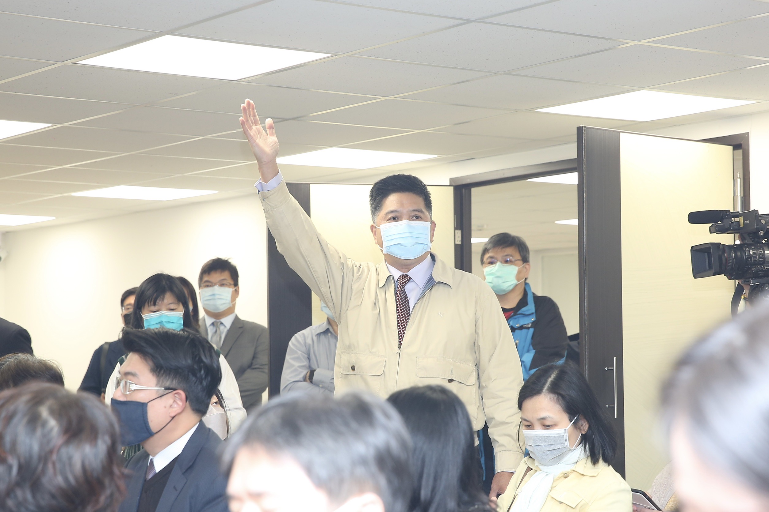 台鋼派出榮剛董座王炯棻特助林郁昌踢館。