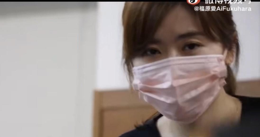 福原愛為坐輪椅的媽媽獻上特製的桌球檯。(翻攝自福原愛微博)