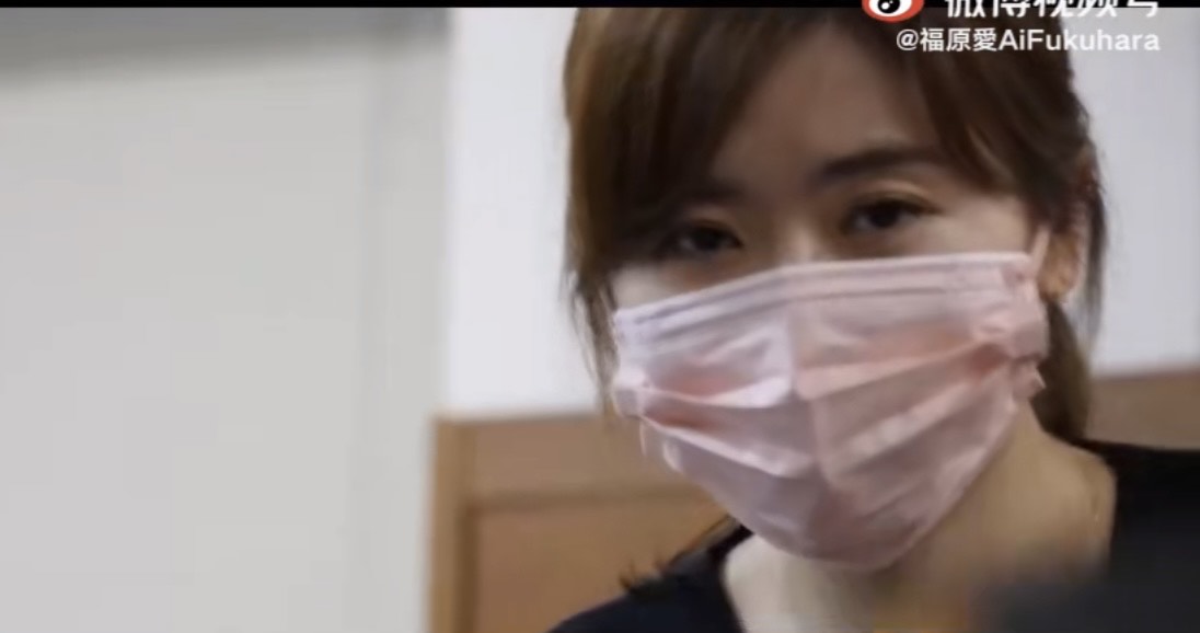 福原愛為坐輪椅的媽媽獻上特製的桌球檯。（翻攝自福原愛微博）