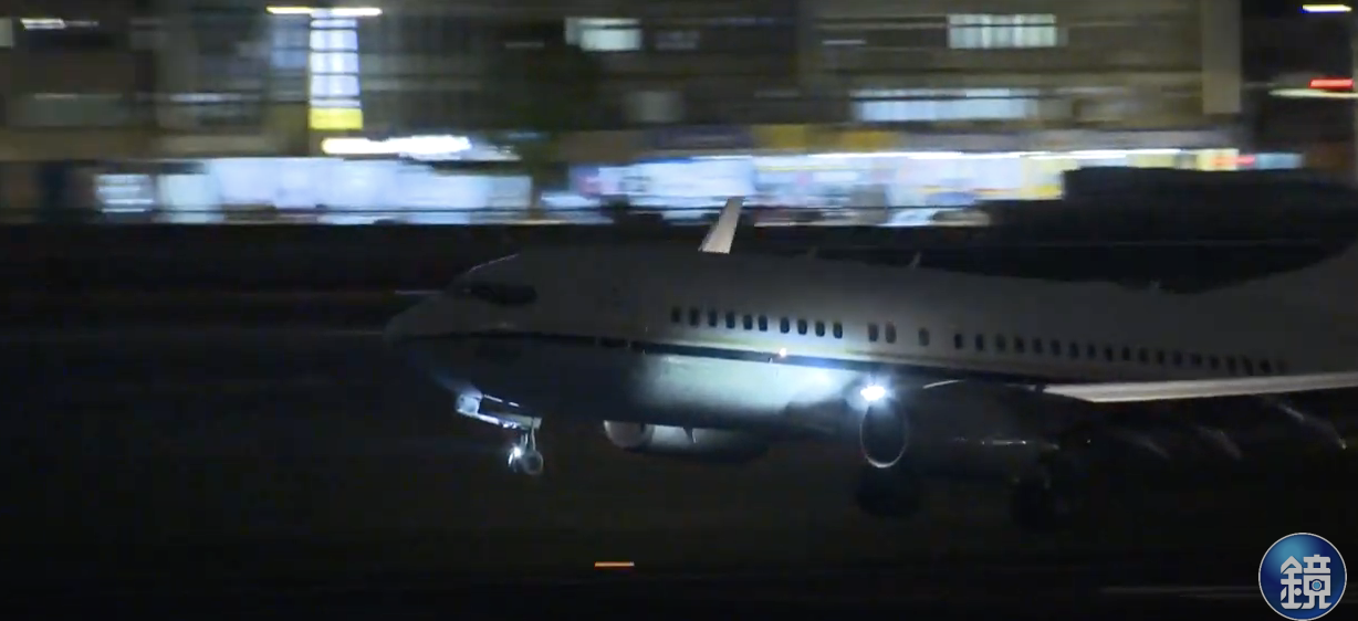 台美關係近期再度升溫，本刊掌握獨家消息，一架隸屬美國海軍的C-40行政專機於今（9）日傍晚6點抵台，訪團陣容多達13人，其中包含6名議員、2名軍官。