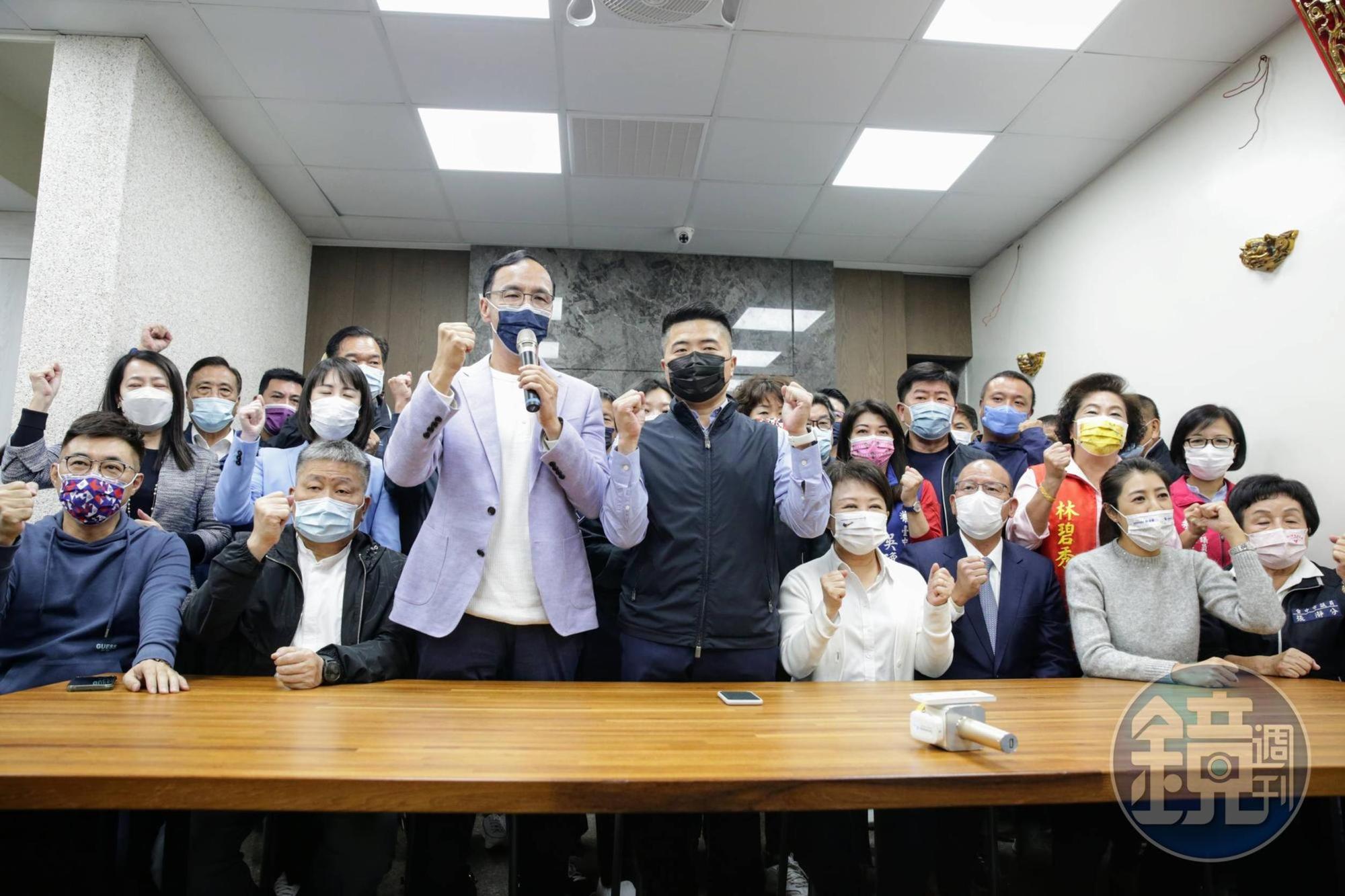 國民黨主席朱立倫、台中市長盧秀燕、顏寬恒父親顏清標等人皆至現場力挺顏寬恒。