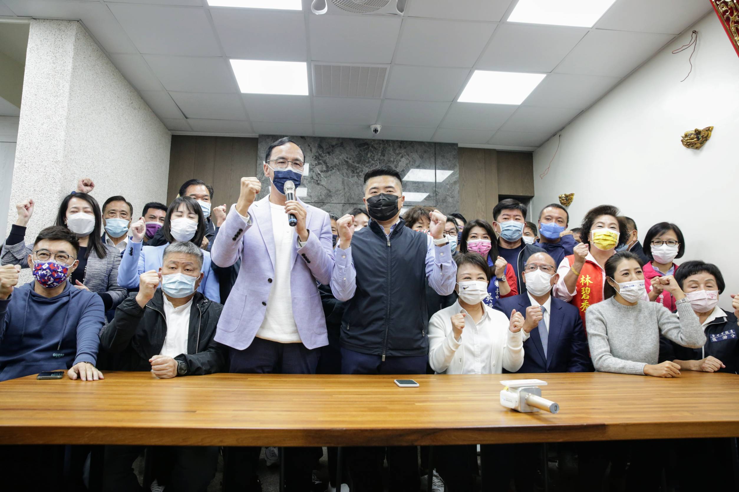 國民黨主席朱立倫、台中市長盧秀燕、顏寬恒父親顏清標等人皆至現場力挺顏寬恒。