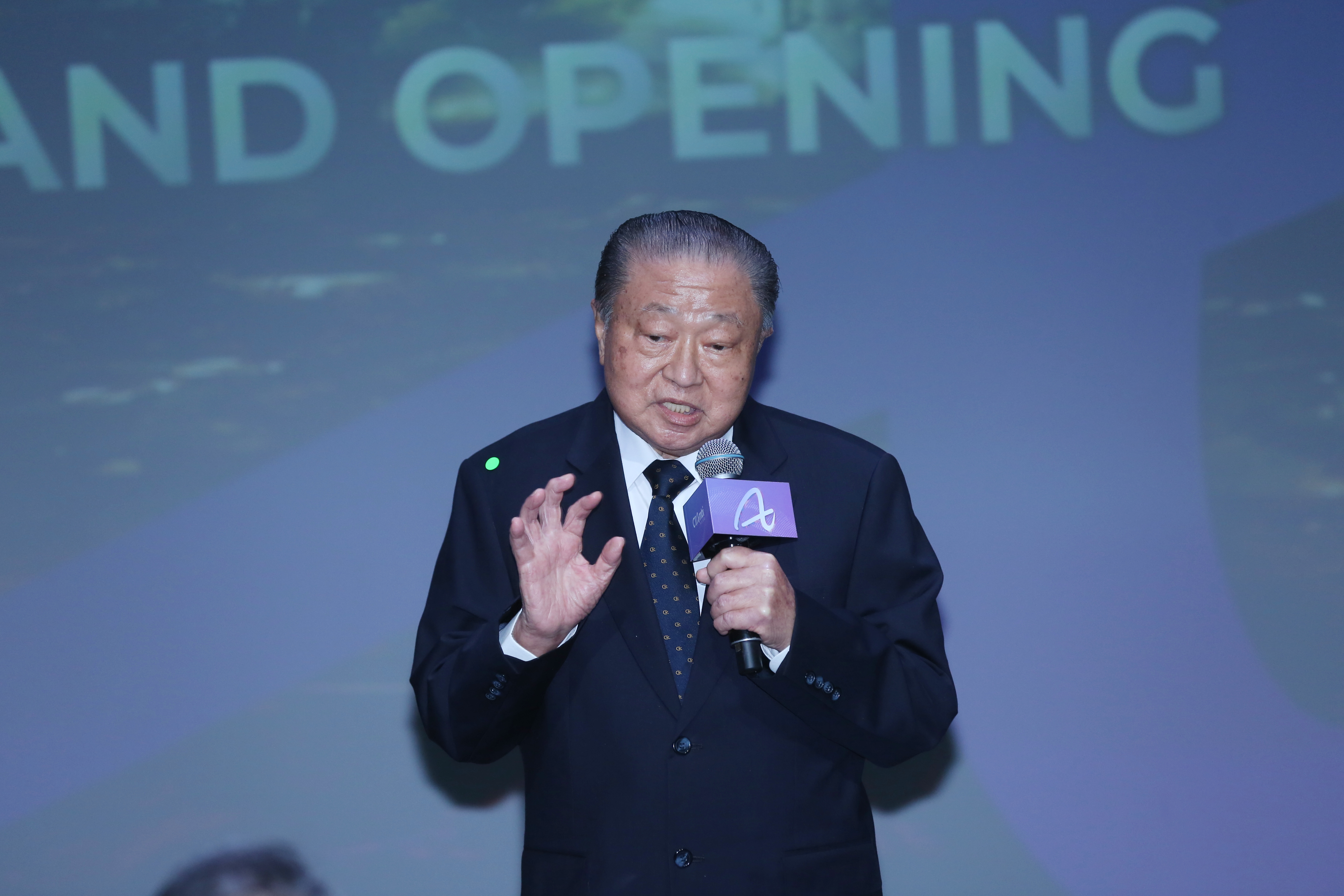 鄭崇華透露台達電8K投影技術已突破業界障礙。