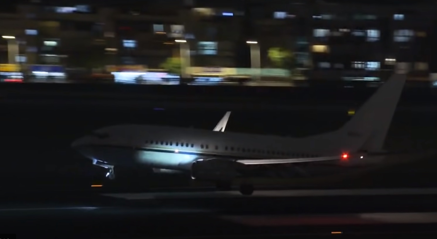 一架隸屬美國海軍的C-40行政專機昨(9日)傍晚6點抵台。(翻攝畫面)