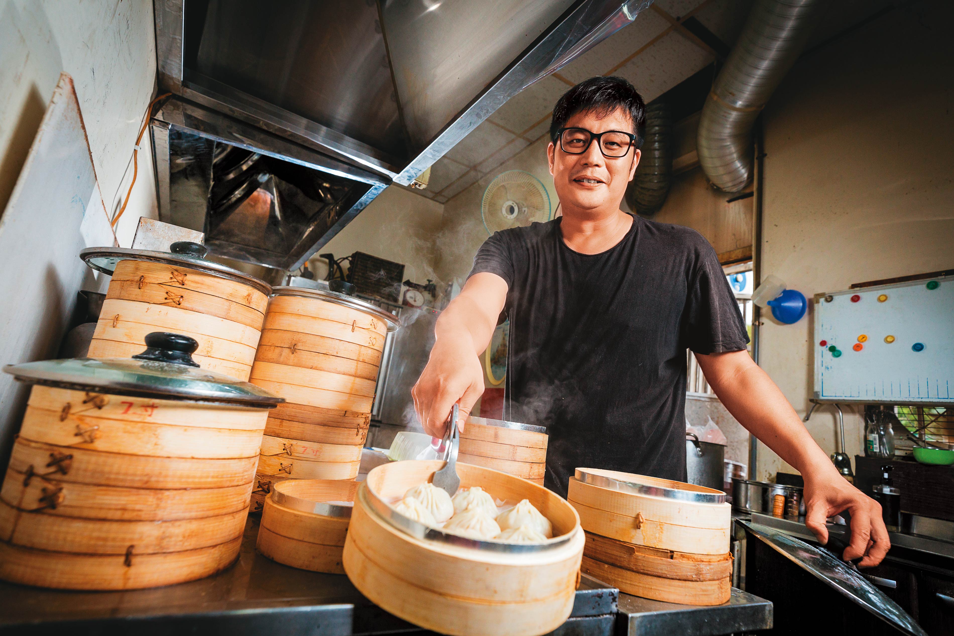 劉家杰16歲輟學當點心學徒，19歲在父親資助下開溢鼎香，近期因苗栗縣議員曾玟學在網上發文盛讚是「全台最強小籠包」而爆紅。