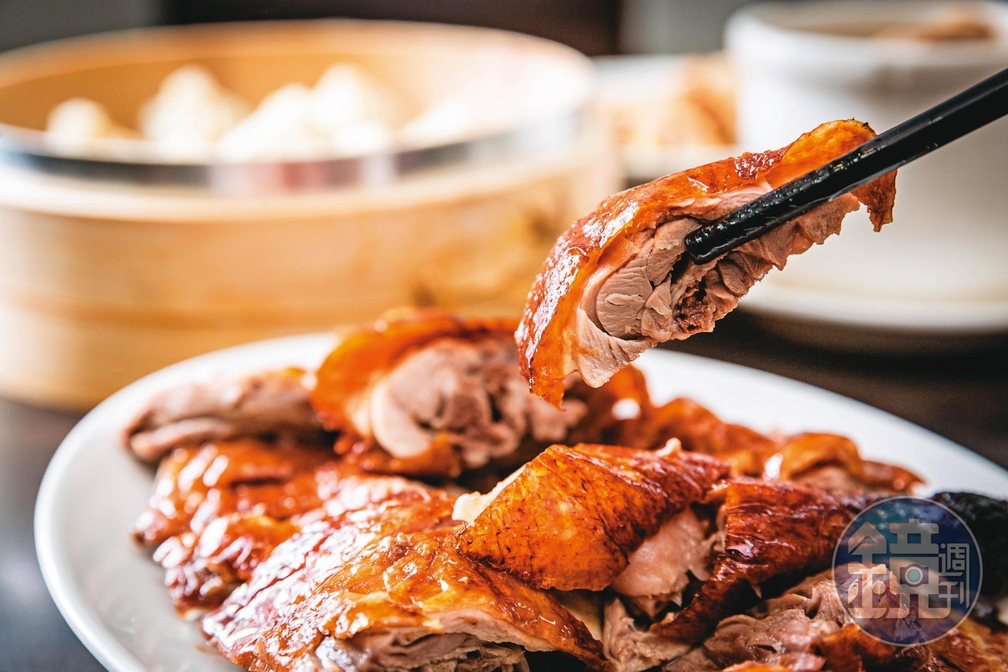 溢鼎香的烤鴨皮酥內軟,除做成捲餅,也因應客人需求剁盤賣。(160元/份)