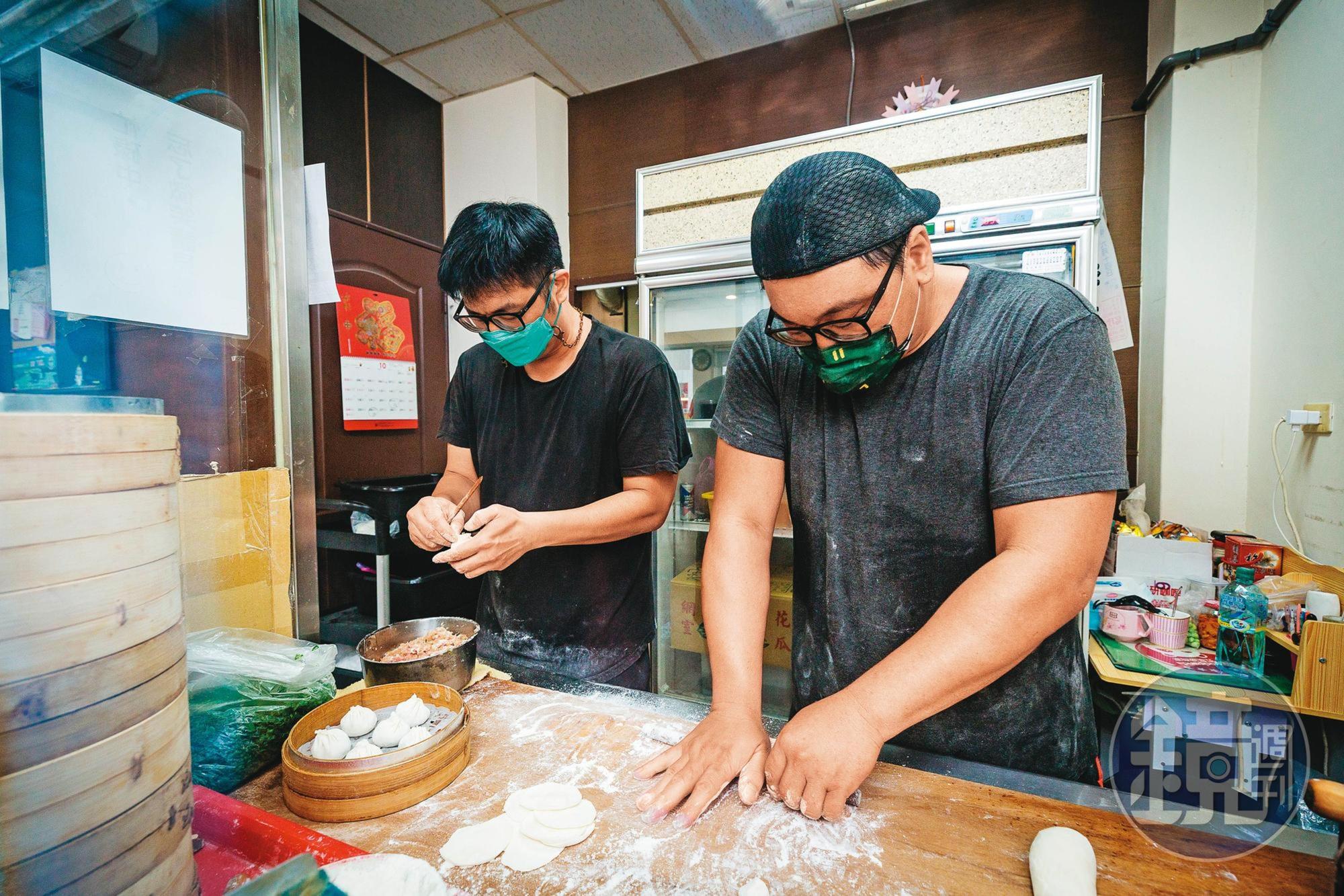 3年前,劉家杰(左)在苗栗頭份第7度開溢鼎香,年輕時一同在宋江餡餅粥工作的兄弟高世偉(右)也來幫忙。