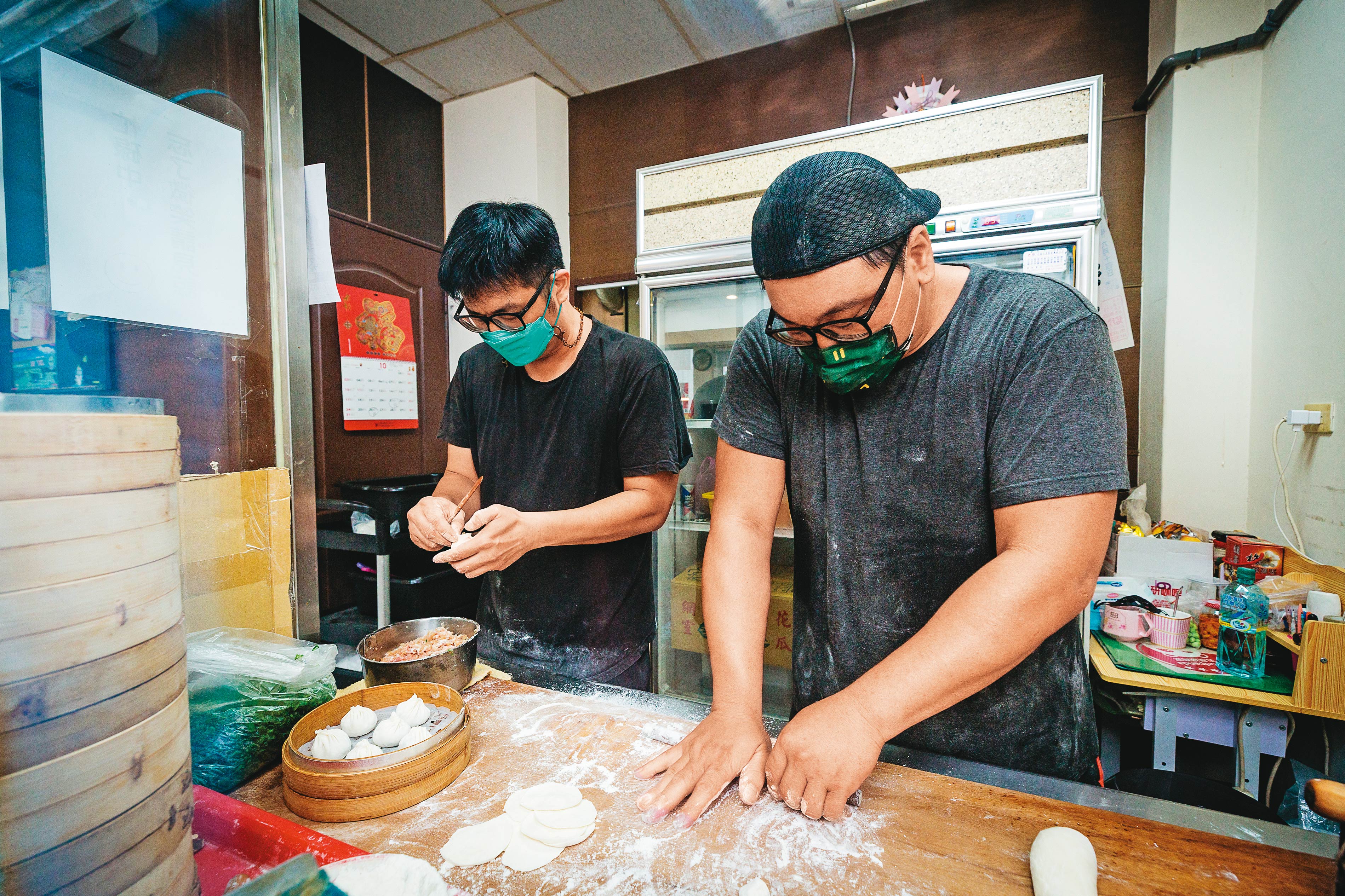 3年前,劉家杰(左)在苗栗頭份第7度開溢鼎香,年輕時一同在宋江餡餅粥工作的兄弟高世偉(右)也來幫忙。