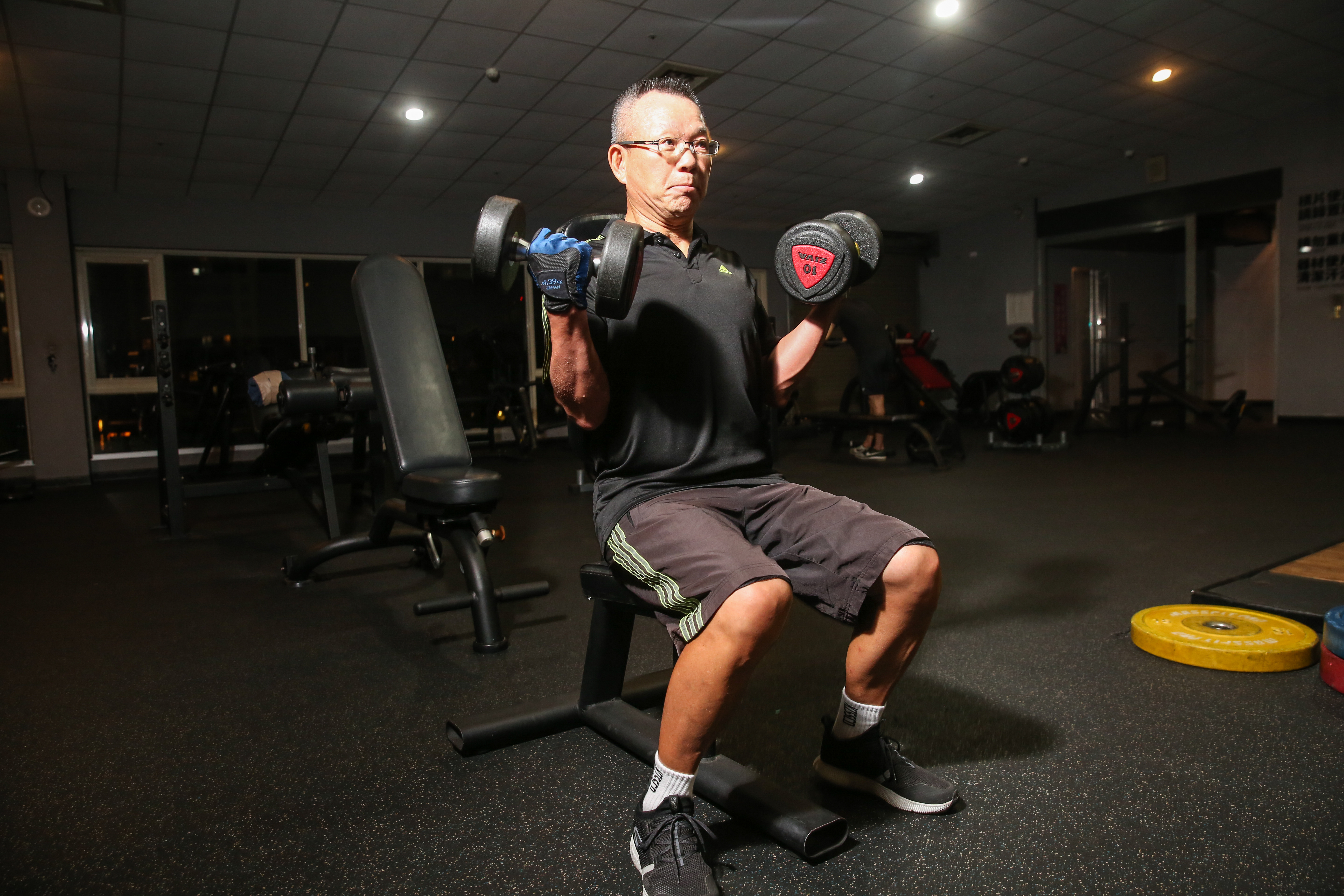 嘉生不僅管理公司了得，管理身材也有一套，他天天健身，體重超過20年維持在70±1公斤。