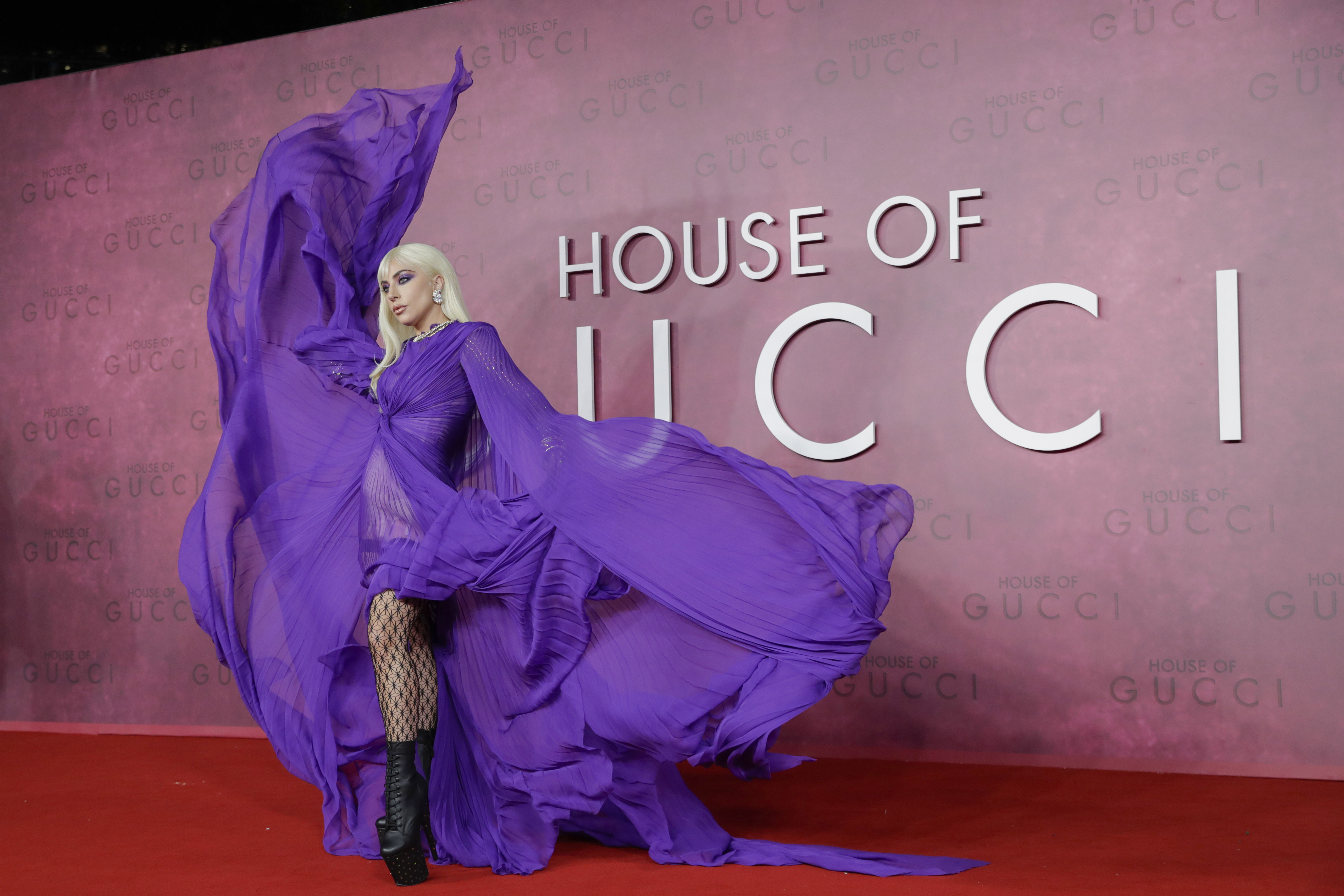 女神卡卡一整晚都不斷大秀她的紫色長披肩，很好，這個動作可以消除蝴蝶袖。（UIP提供）