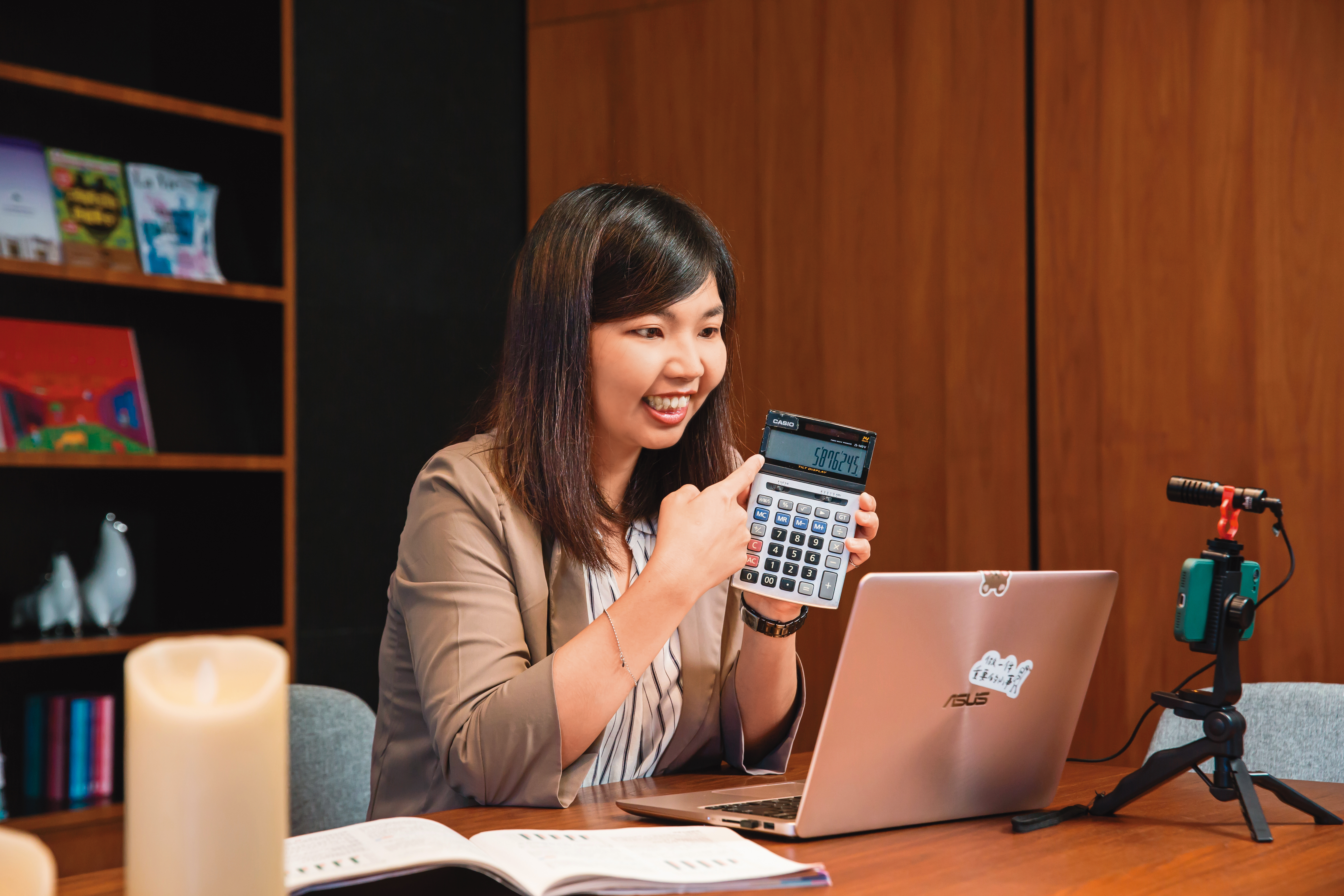 夏綠蒂除靠研究財報創造年報酬約13％的成績，也拍攝網路教學影片分享心得。