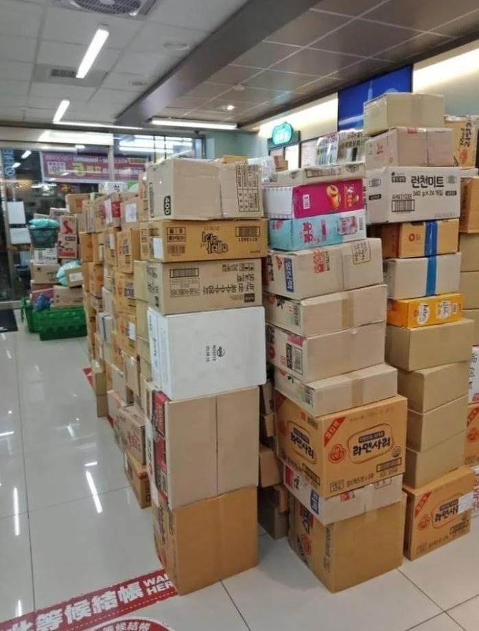 網友po出去年雙11過後的超取亂象，呼籲大家理性購物、盡速取貨。（翻攝自Dcard）