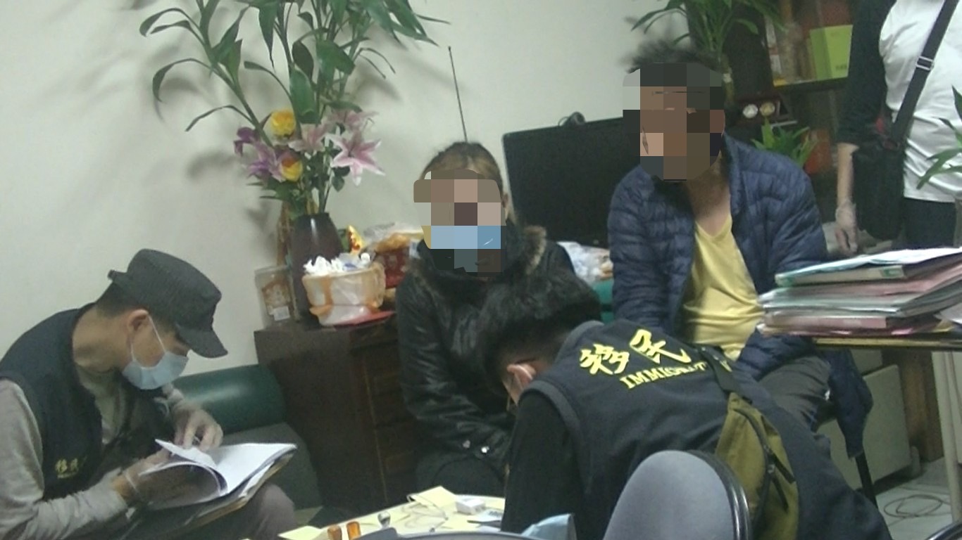 專勤隊在蔡男及蘇菲住處查獲多筆帳冊。（移民署提供）