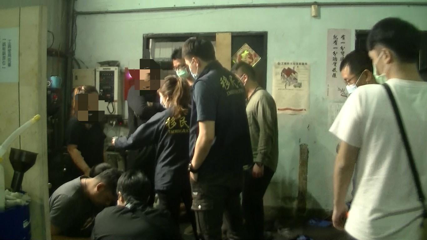 警方在新北市一處工廠查獲蔡男派遣的非法移工。（移民署提供）