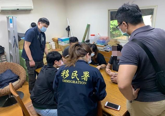 警方在新北市一處工廠查獲蔡男派遣的印尼籍失聯移工。（移民署提供）