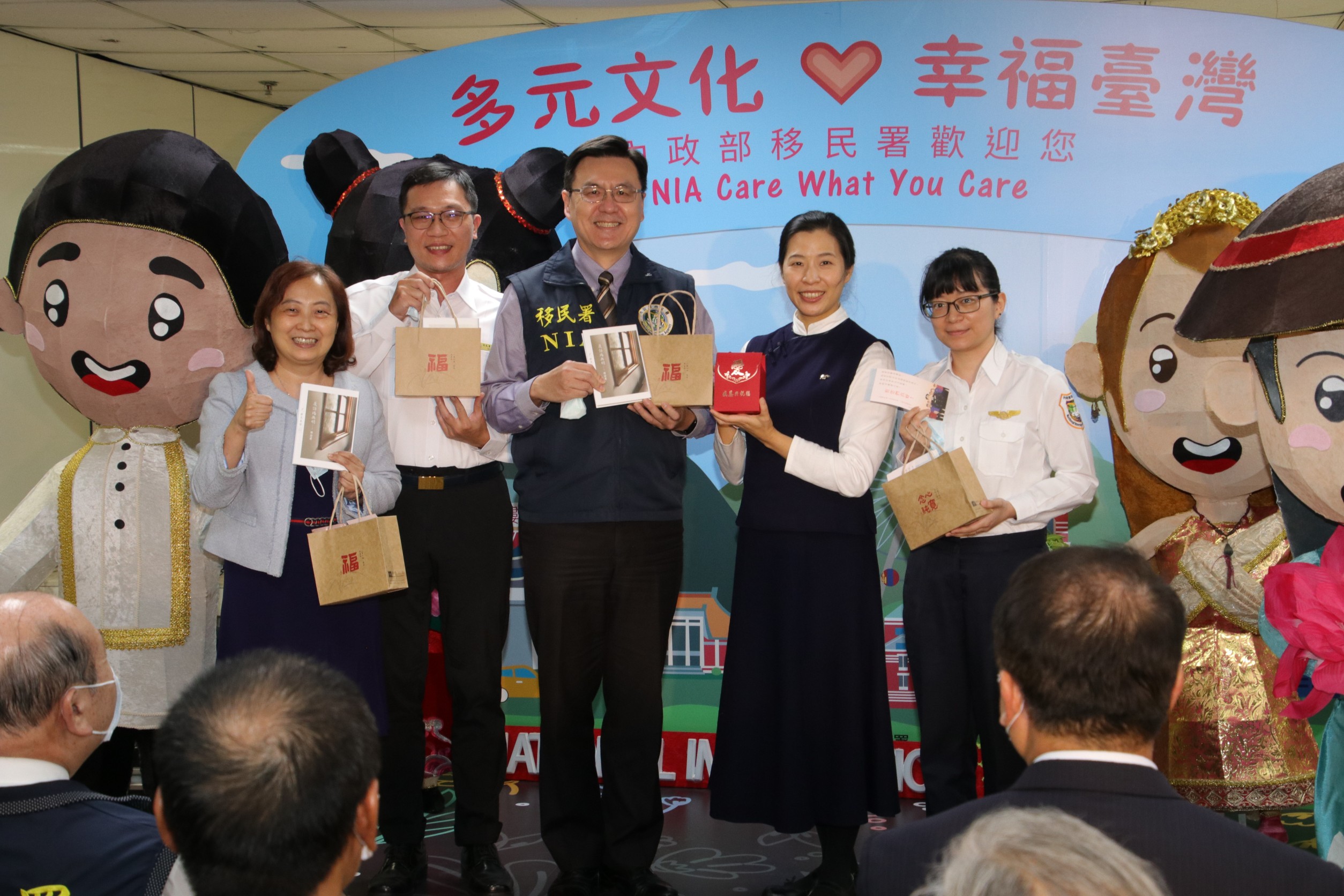 靜思書軒營運長蔡青兒（右二）代表靜思書軒捐贈祝福禮福袋給移民署第一線防疫人員慰問辛勞，由移民署北區事務大隊長林澤謙代表接受。（慈濟提供）