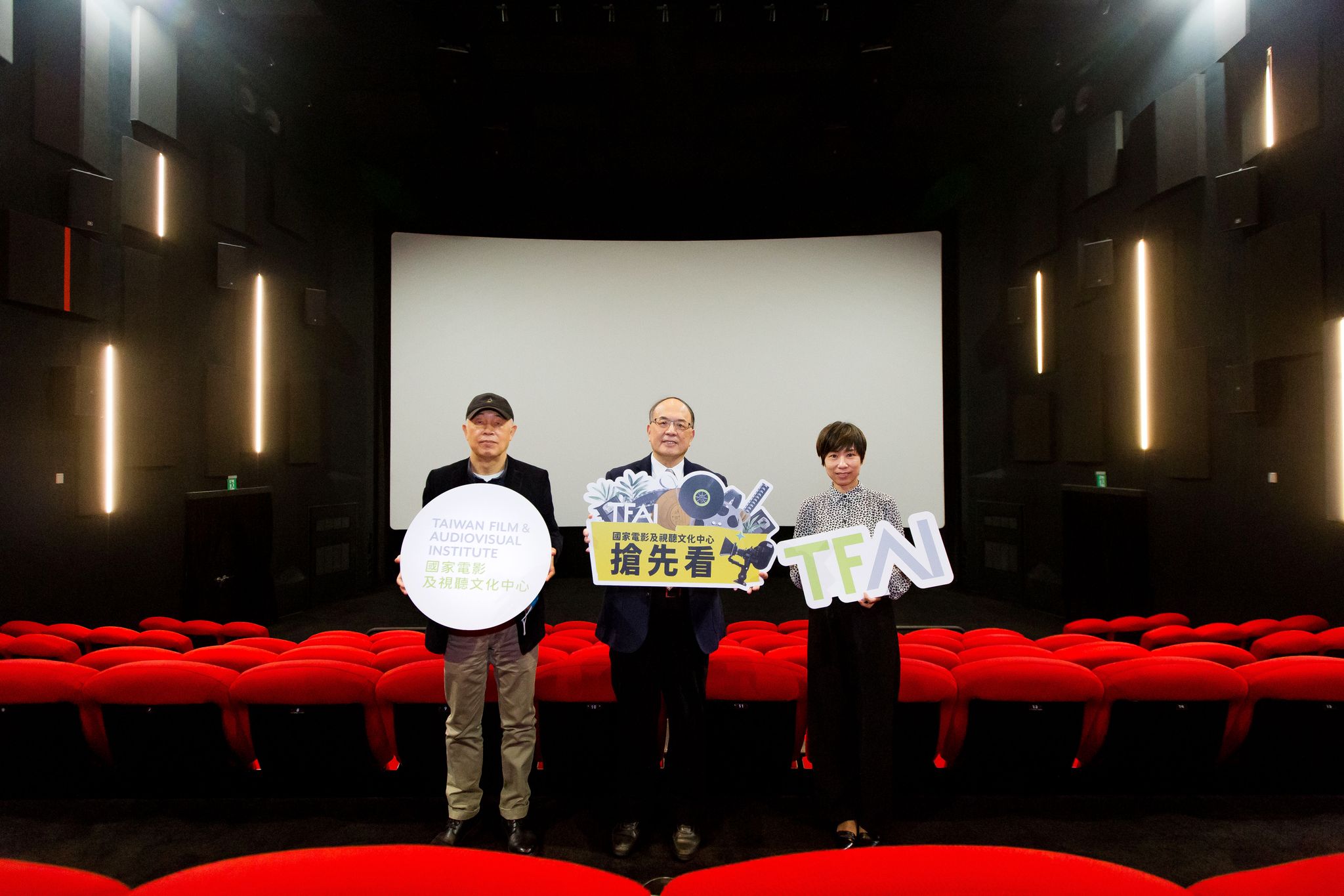金馬音效大師杜篤之監造高規格國家級影廳，國家影視聽中心董事長藍祖蔚（中）、執行長王君琦（右）期望影廳落成未來能帶動台灣電影環境更加進步。（國家影視聽中心提供）