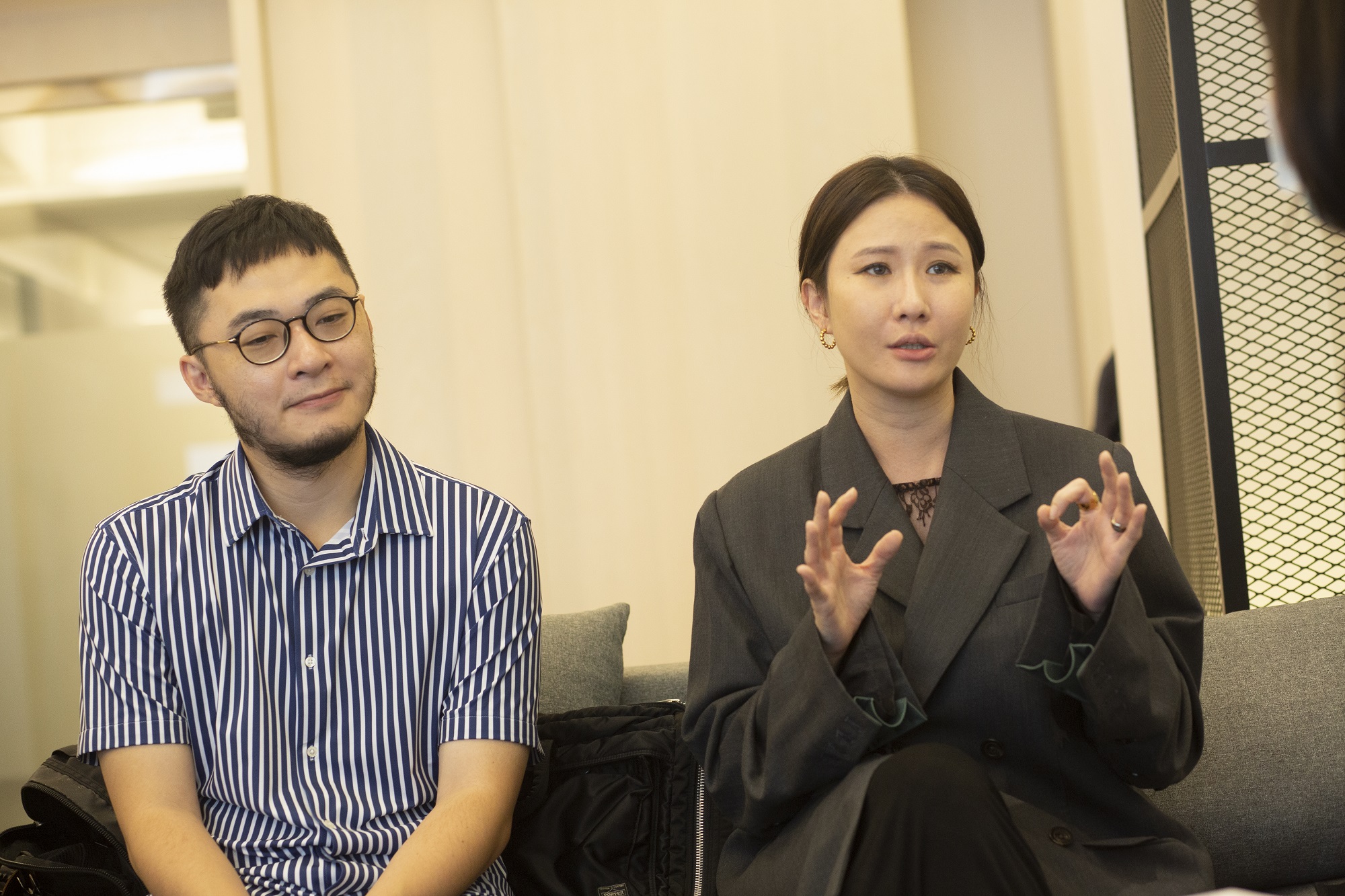 麻怡婷(右)對選角有一套堅持,製作的偶像劇也成功捧紅不少演員。左為導演洪子鵬。(楊兆元攝)