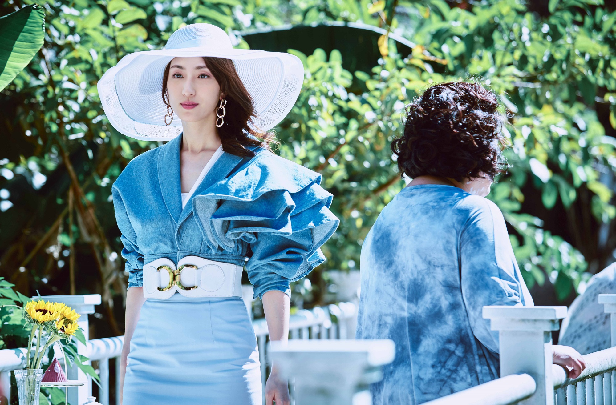 柯佳嬿(左)在《無神之地不下雨》飾演雲霧之神,得經常耍心機搞破壞。(三鳳製作提供)