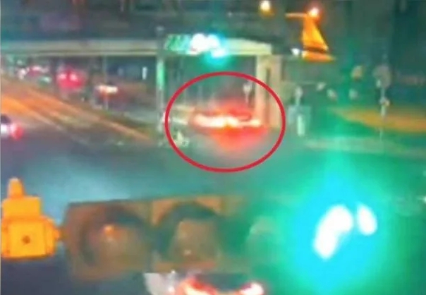 台中市18歲宋姓大學生，7日晚間開車不慎擦撞李男駕駛的瑪莎拉蒂，竟慘遭李男與同車的張姓、陳姓3惡煞毆打致命危。（翻攝自畫面）