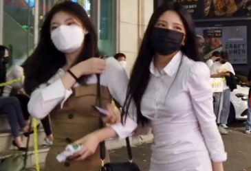 南韓街頭年輕人打扮時髦。（翻攝自Watchers Club YouTube頻道）