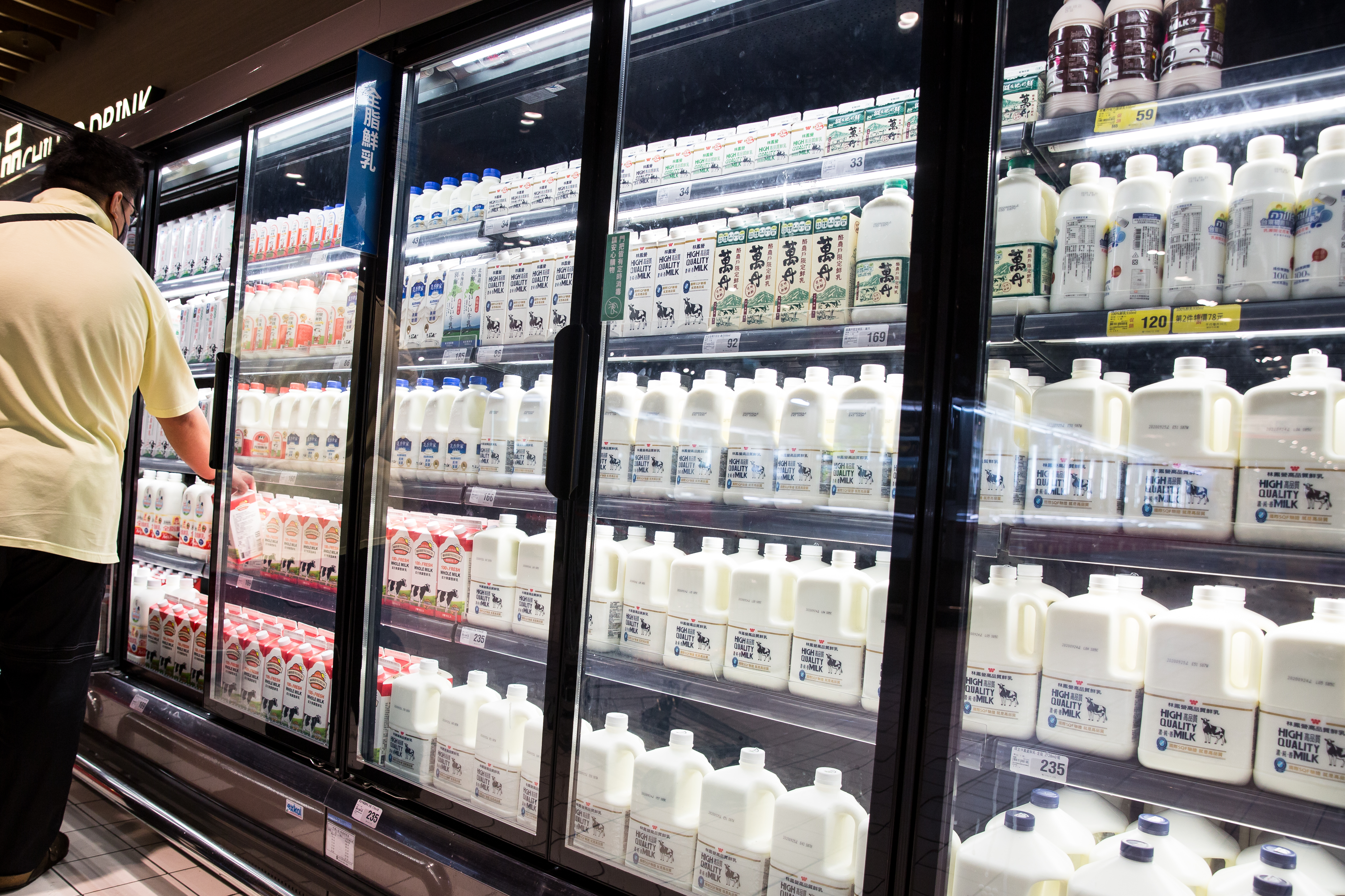 市售鮮奶與牛乳在文字上非常相似，讓不少人曾誤以為兩者是相同的飲品。（本刊資料照）
