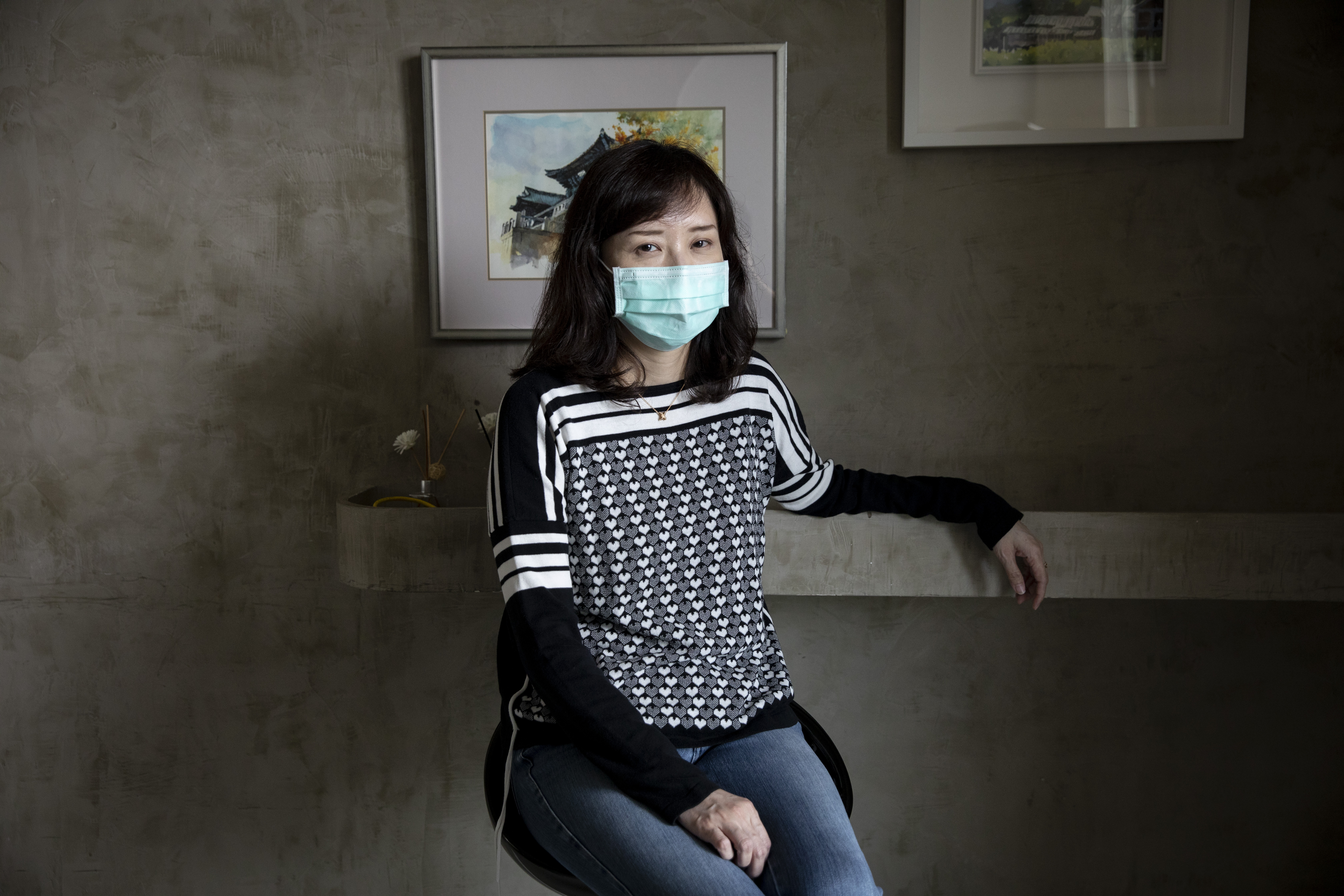 尤香玉受訪拍照堅持不脫口罩，十分保護隱私。