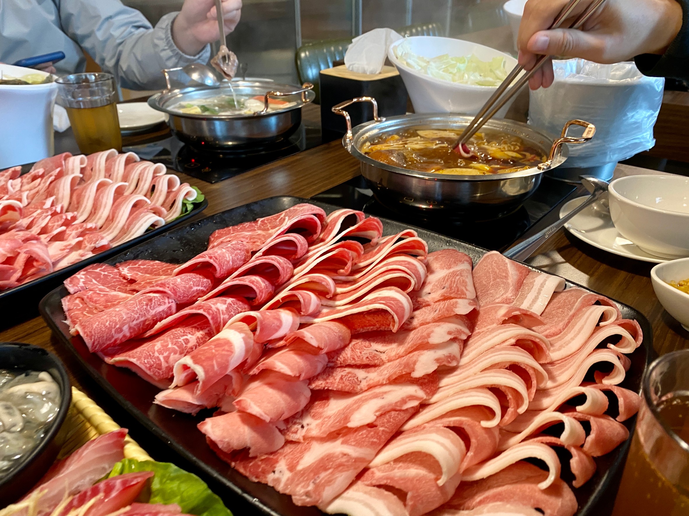 有PTT網友提問，為什麼80到150而便宜的小火鍋都會幫忙煮好，通常要200元以上的火鍋才會有菜盤跟肉盤。（示意圖）