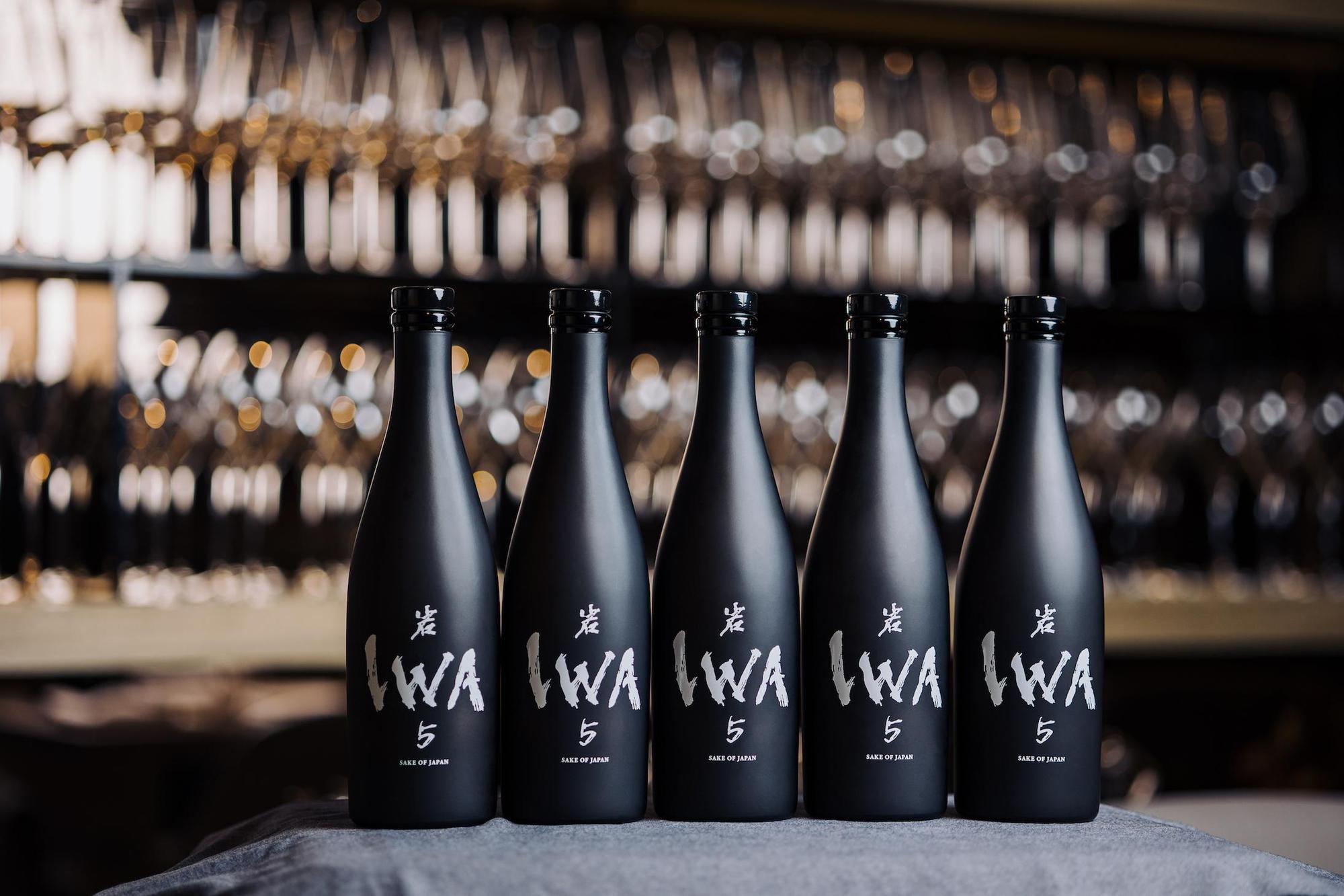 「IWA 5」瓶身由工業設計師馬克紐森（Marc Newson）設計，深色霧面搭配書法家木下真理子與平面設計師中島英樹共同繪製的商標。（樂活酒窖提供）