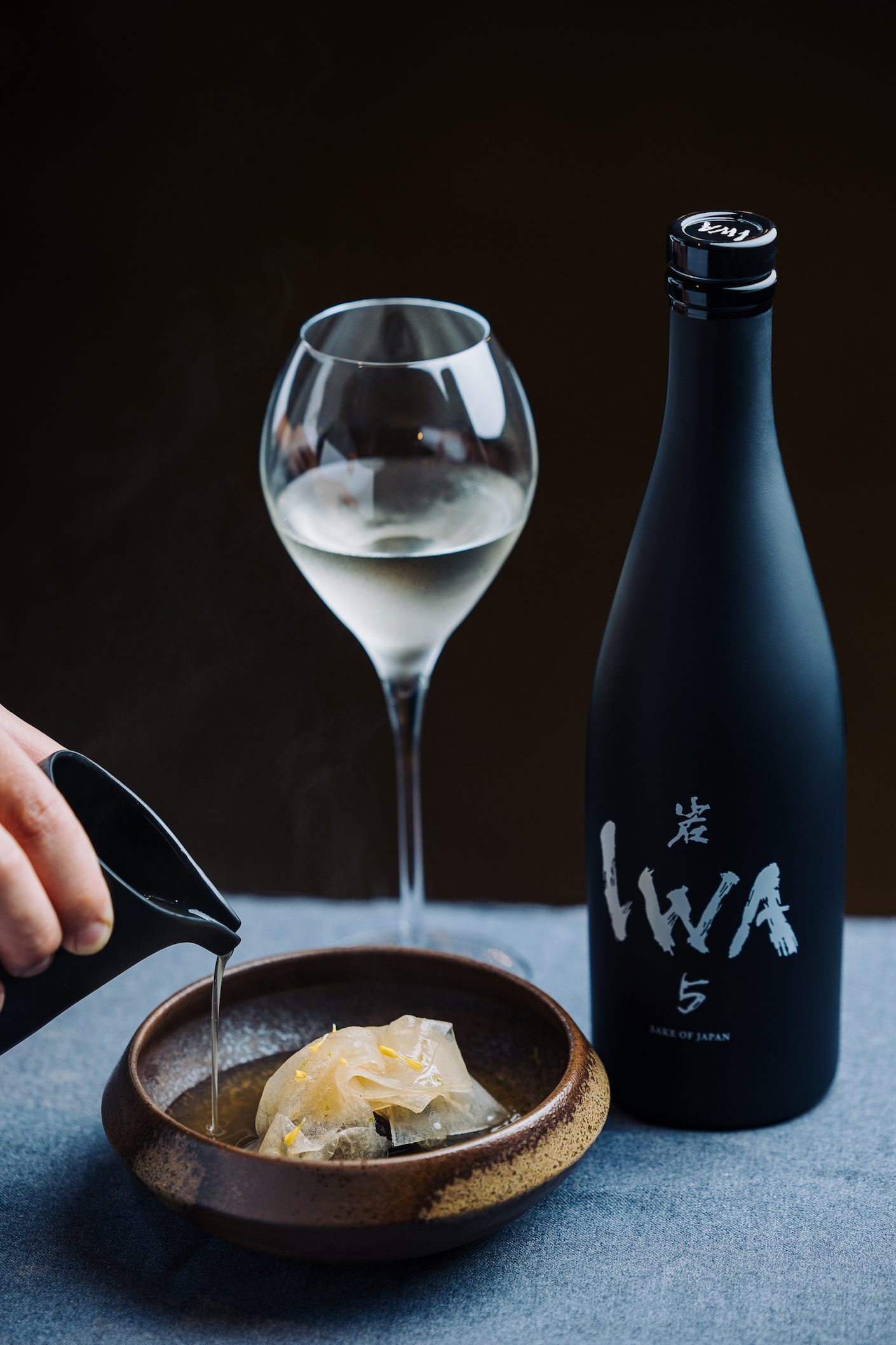 海參結合蝦漿、豆漿慕斯，搭配冬瓜與菊花高湯，滋味優雅，與旨味明顯的IWA5第二調配相得益彰。（樂活酒窖提供）