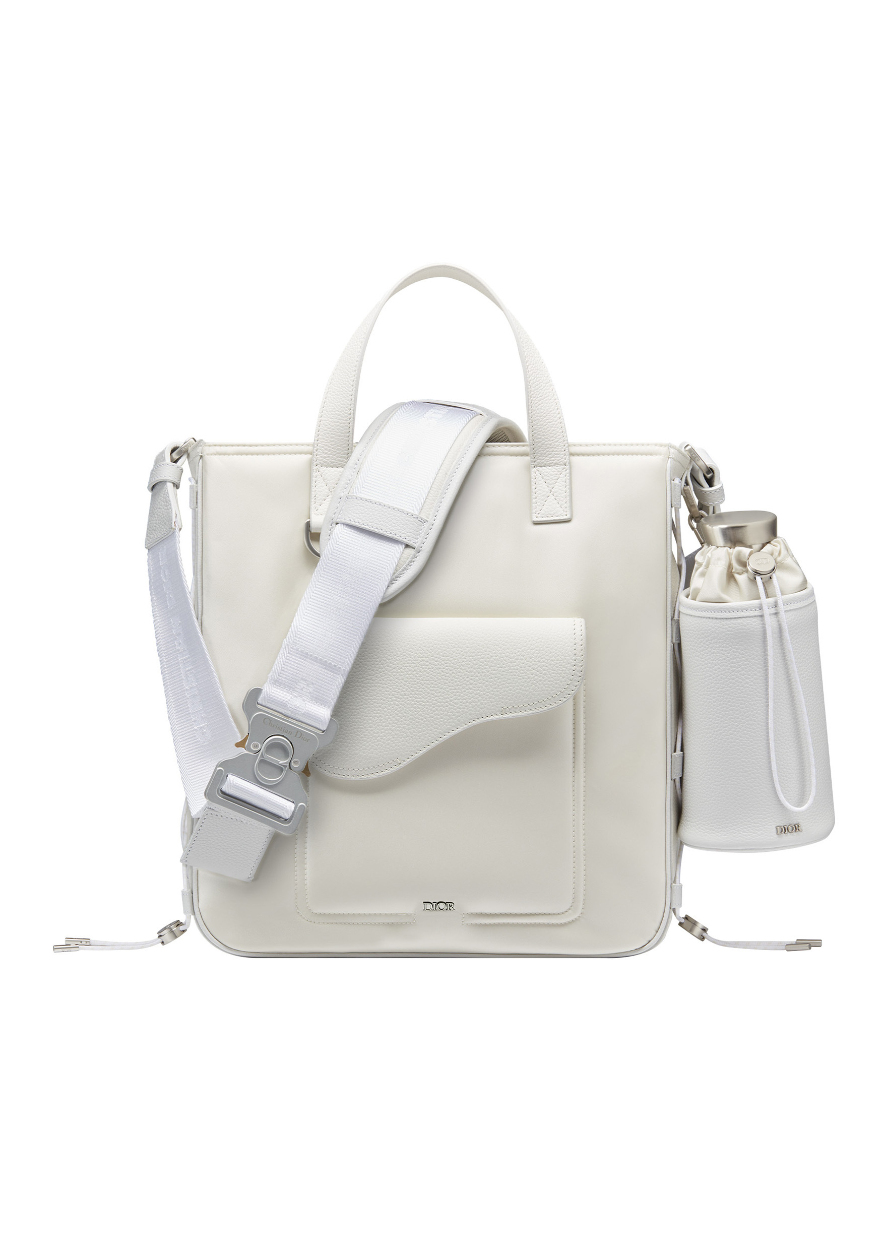 DIOR and sacai SADDLE 奶油白尼龍拼接粒紋小牛皮馬鞍購物包。NT$100,000。(DIOR提供)