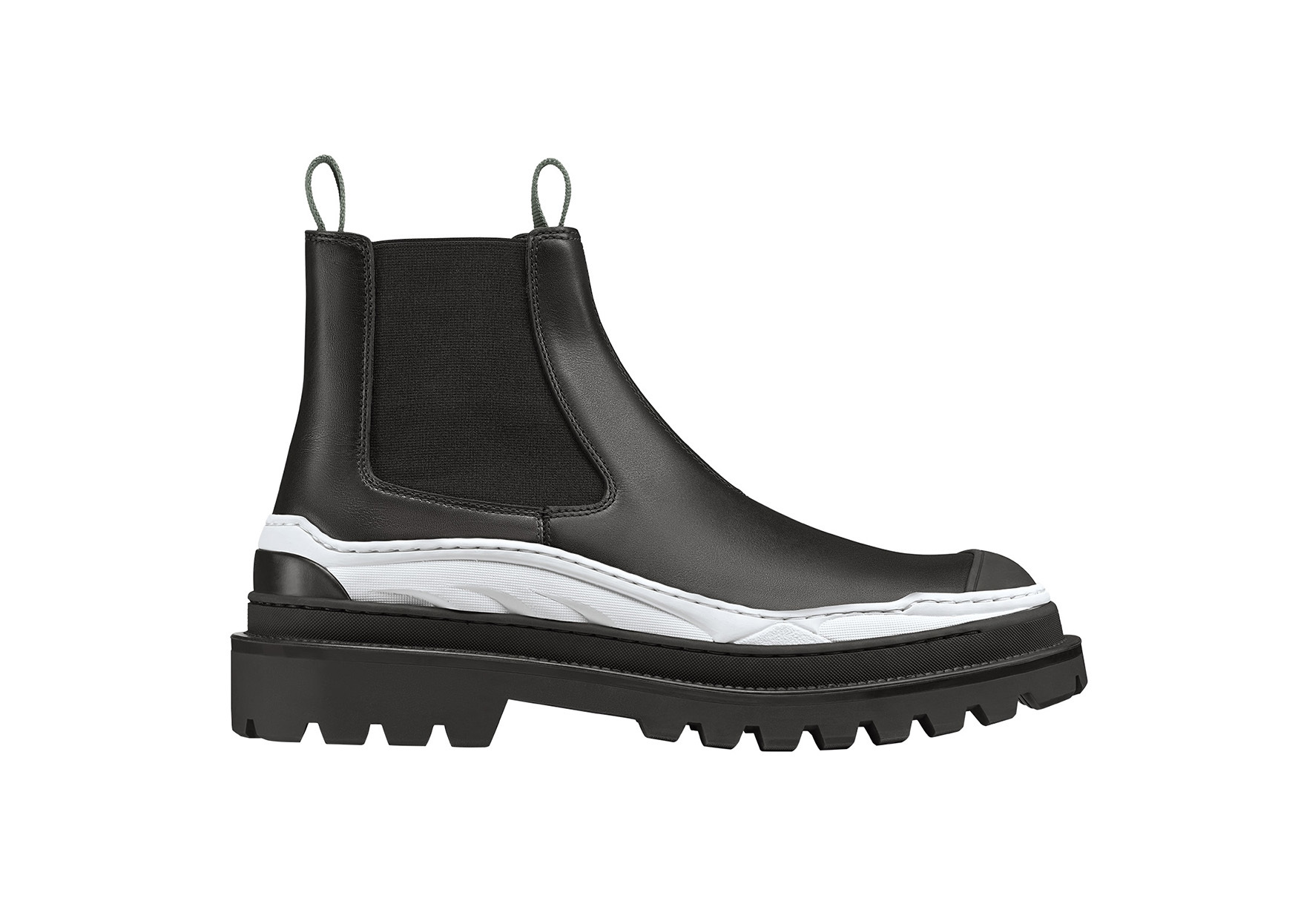 DIOR and sacai 黑色光滑小牛皮雀爾喜短靴。NT$51,000。（DIOR提供） 