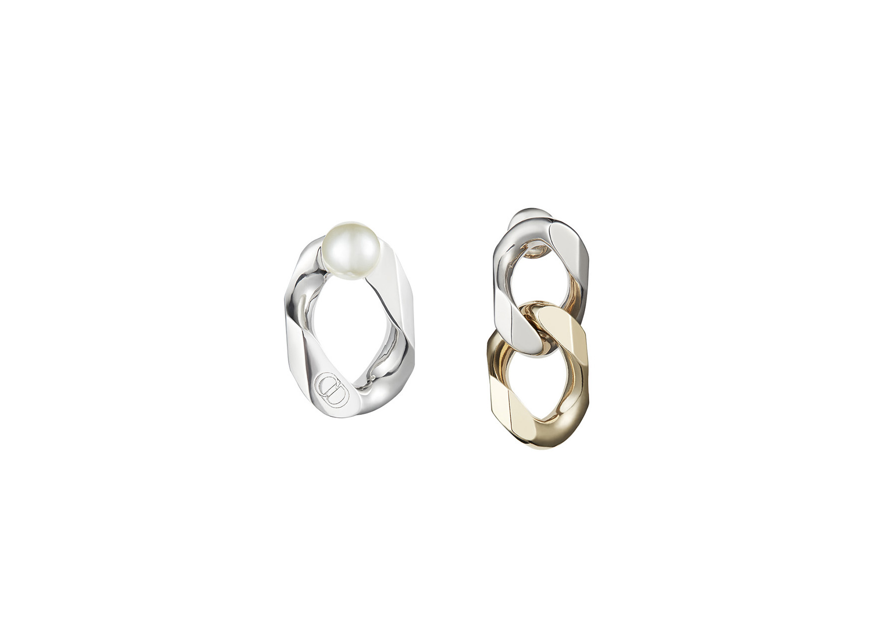 DIOR and sacai CD ICON珍珠與雙色金屬耳飾。NT$23,500。（DIOR提供） 